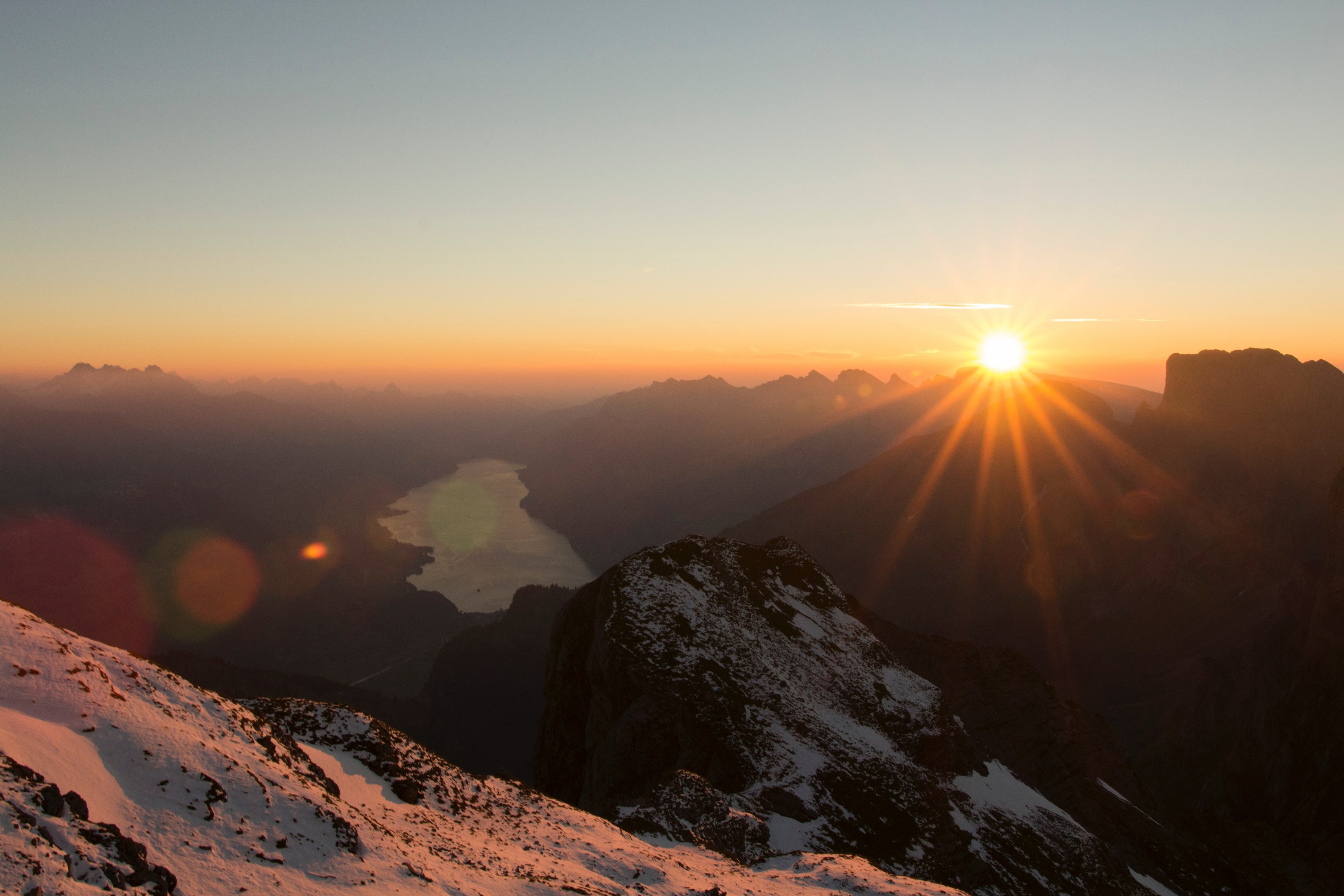 a vast mountain valley with mountain peaks crowning the horizon at dusk, sunset over rocky valley 4k, HD Wallpaper