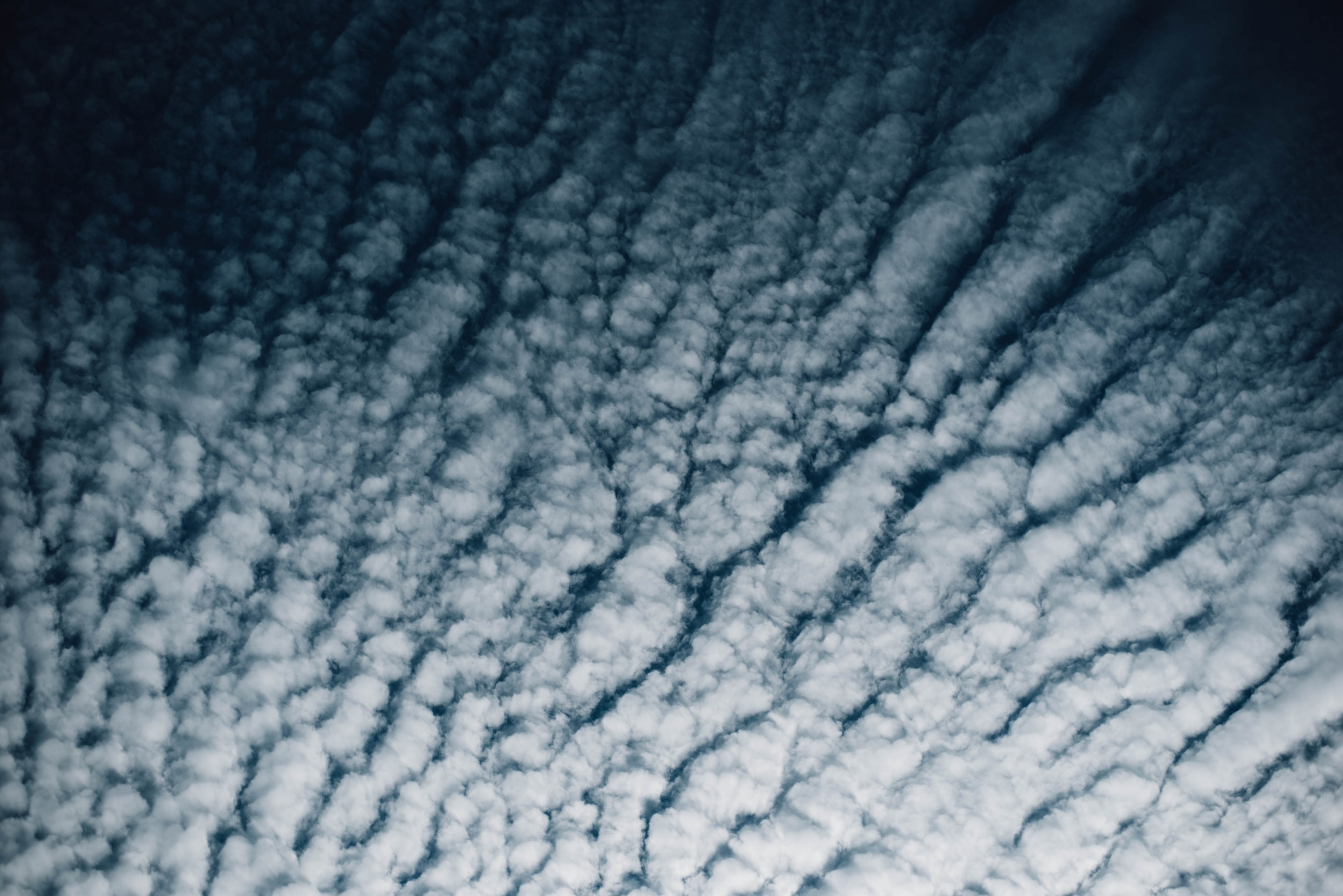 the clouds creating a texture in the sky, cloudy sky 4k, HD Wallpaper