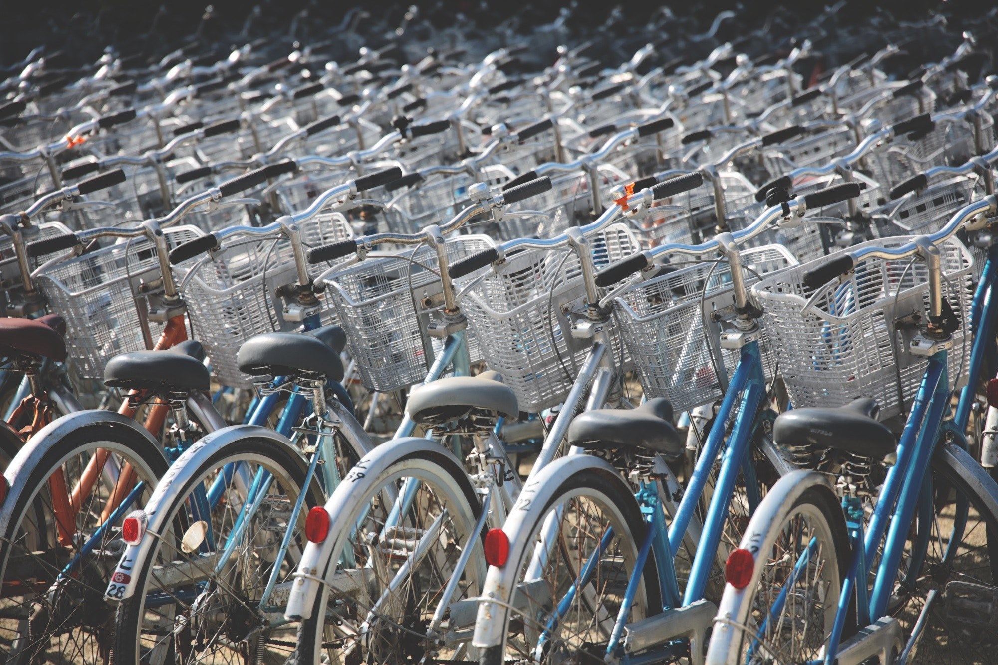 rows of vintage rental bicycles form a pattern of handle bars and baskets, endless rows of bikes 4k, HD Wallpaper