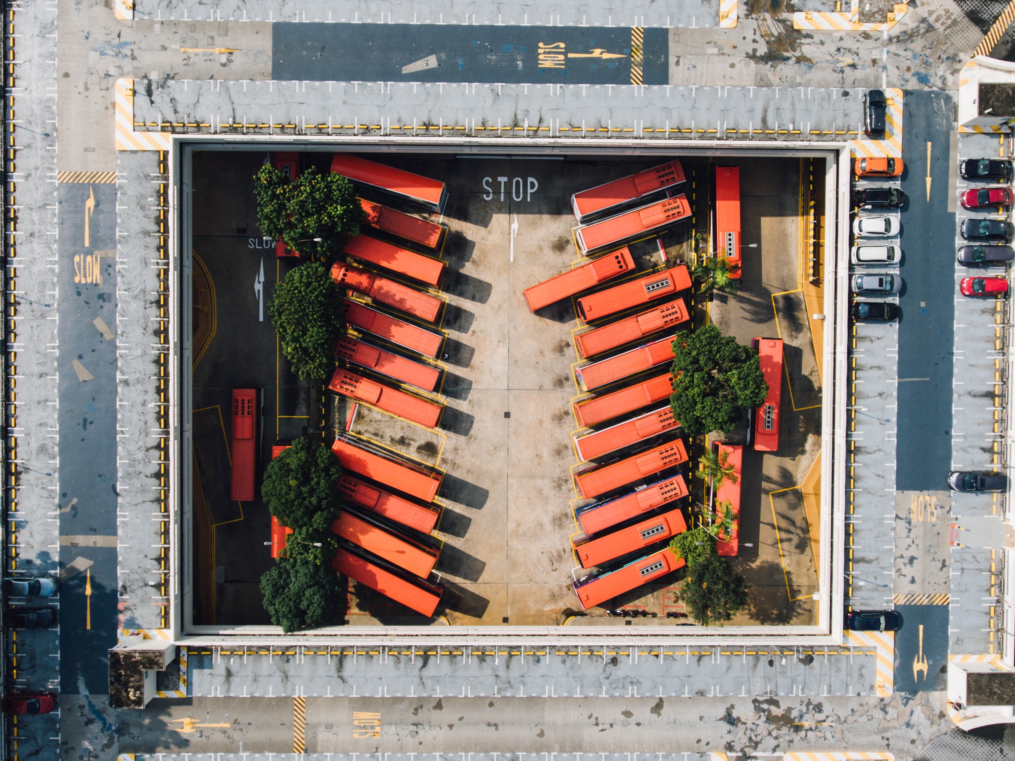 drone shot of parked buses and cars at depot in bishan int bishan singapore, buses is depot at bishan singapore 4k, HD Wallpaper