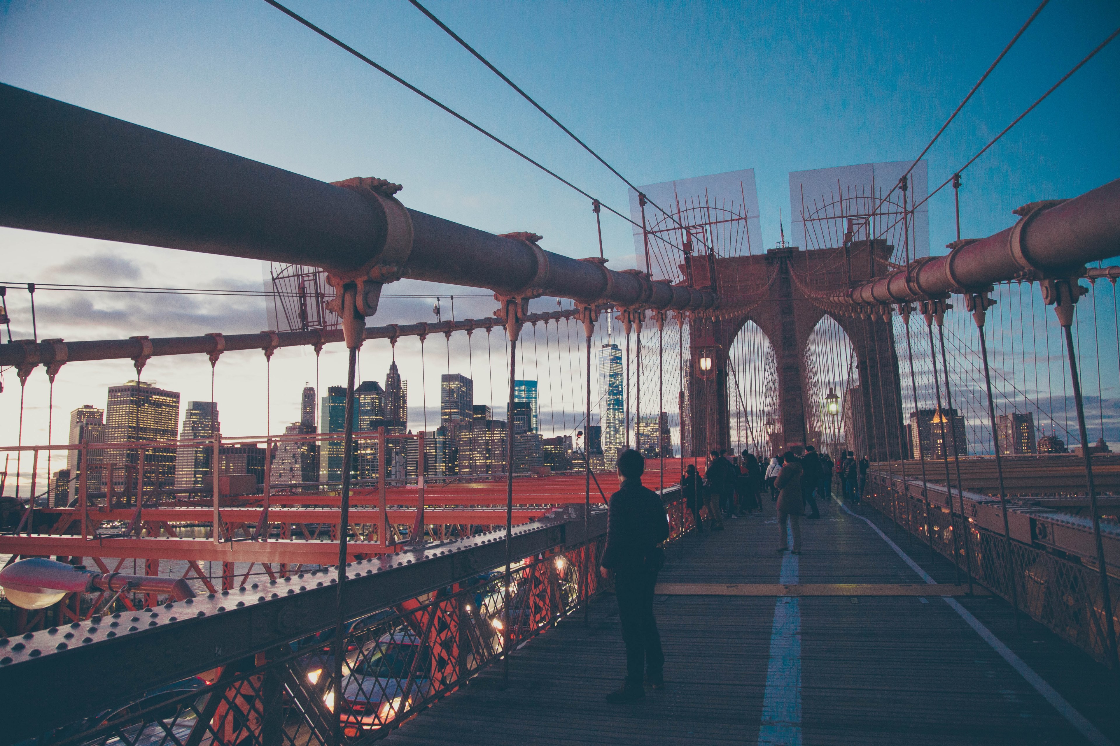 people walking along the brooklyn bridge in new york city at dusk, hes not coming 4k, HD Wallpaper