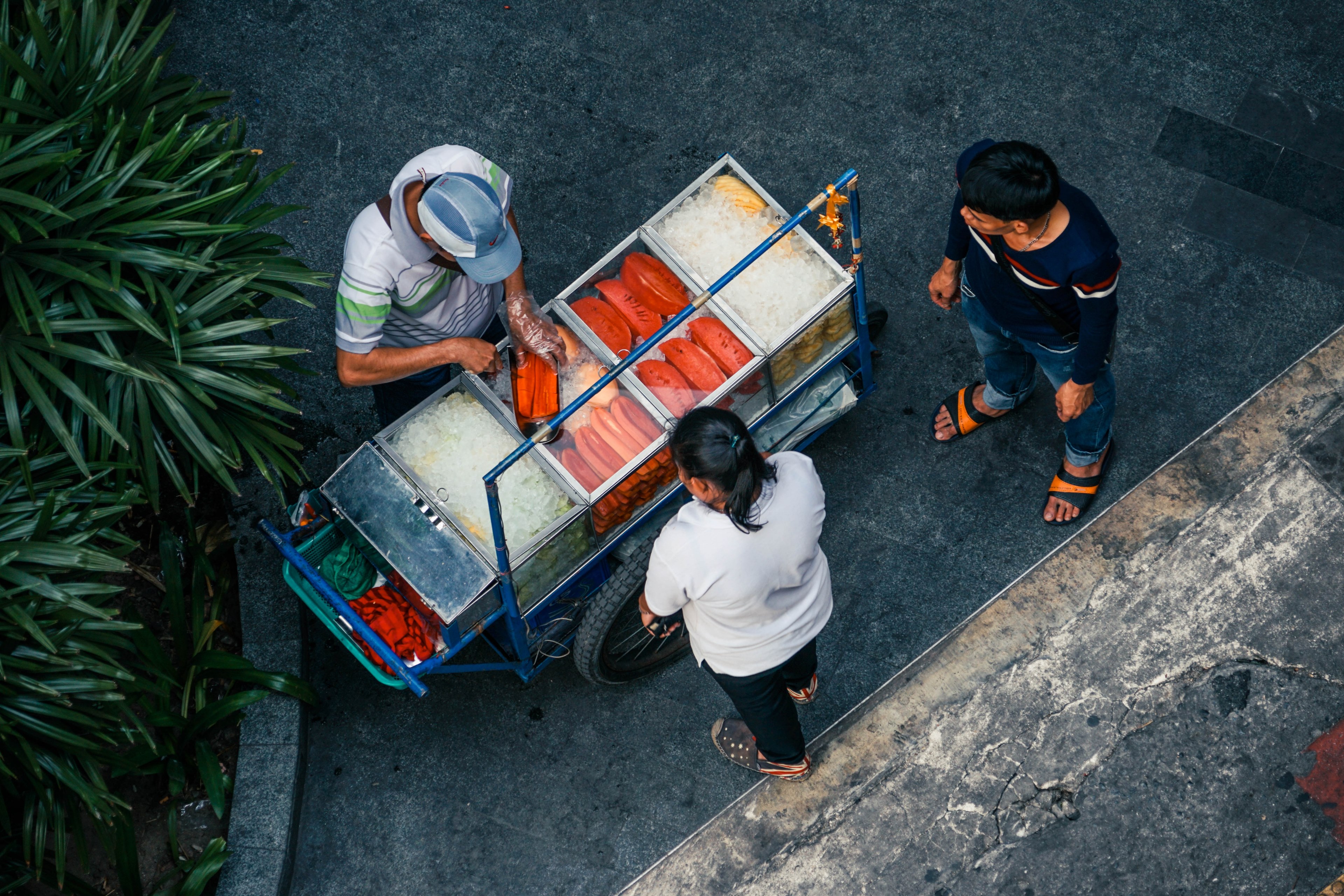 people buying watermelon from a street vendor at surasak bts station, papaya fruit stall 4k, HD Wallpaper