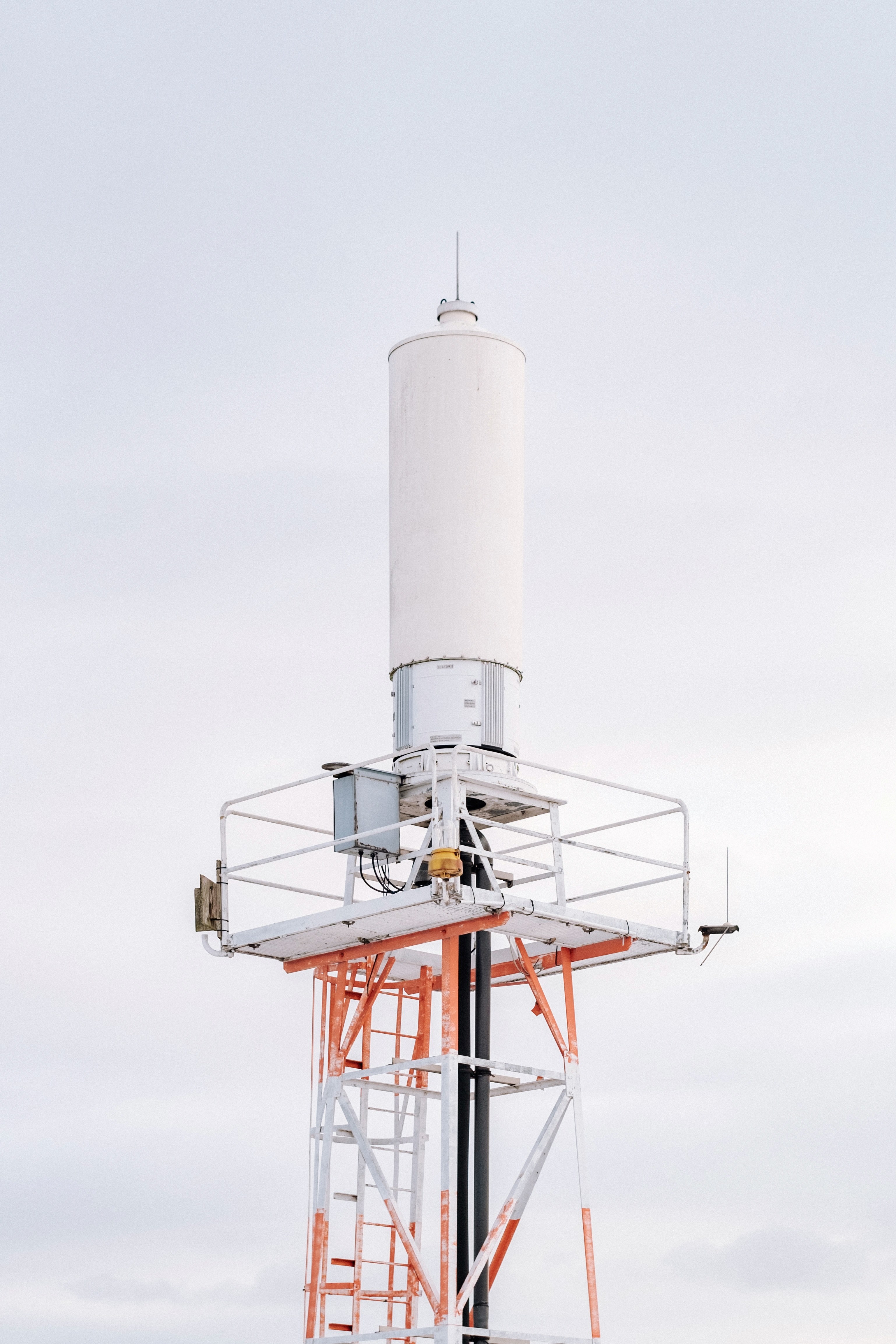a white weather station against a pale sky, white weather station 4k, Phone HD Wallpaper
