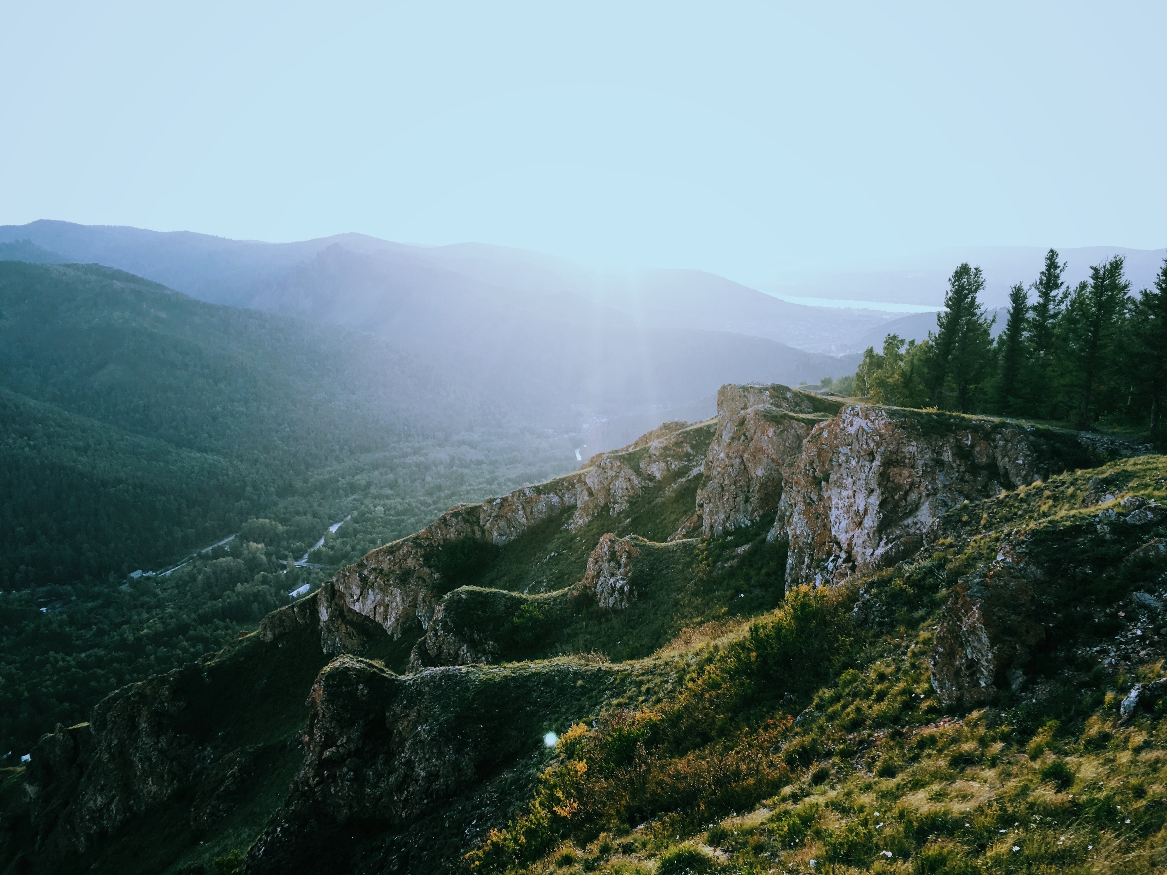 a rocky slope over a green valley in russia, jagged rocks over a valley 4k, HD Wallpaper