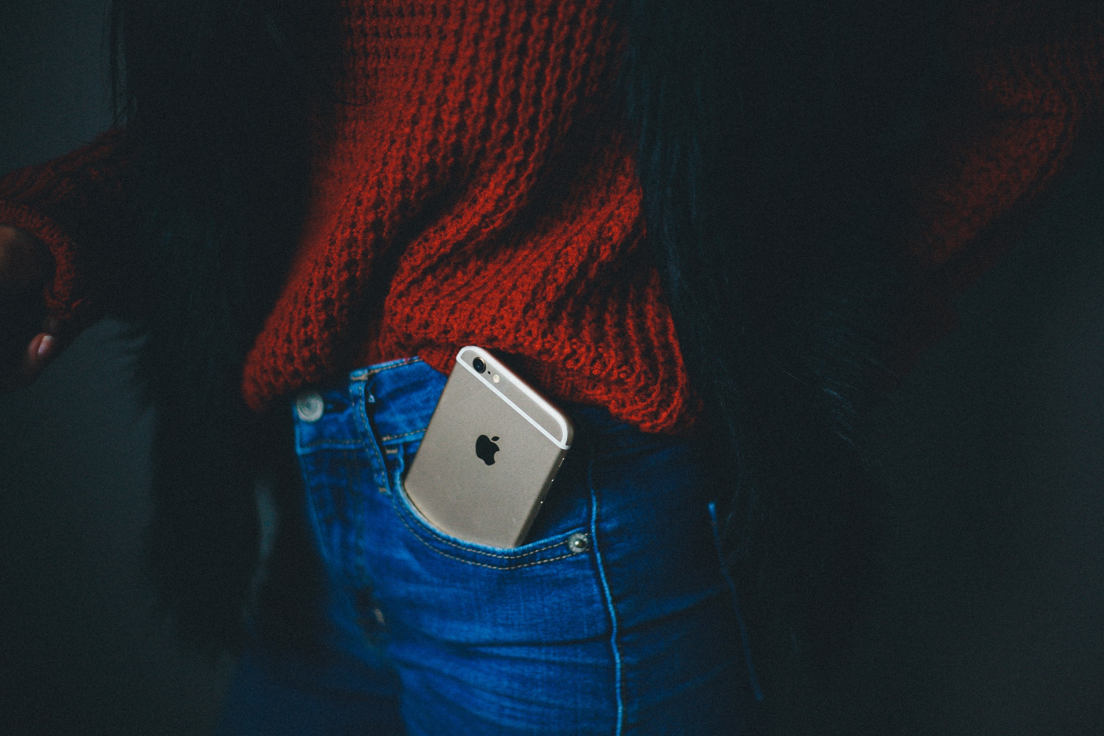 an iphone sticking out of a pocket in a persons jeans, iphone in a jeans pocket 4k, HD Wallpaper