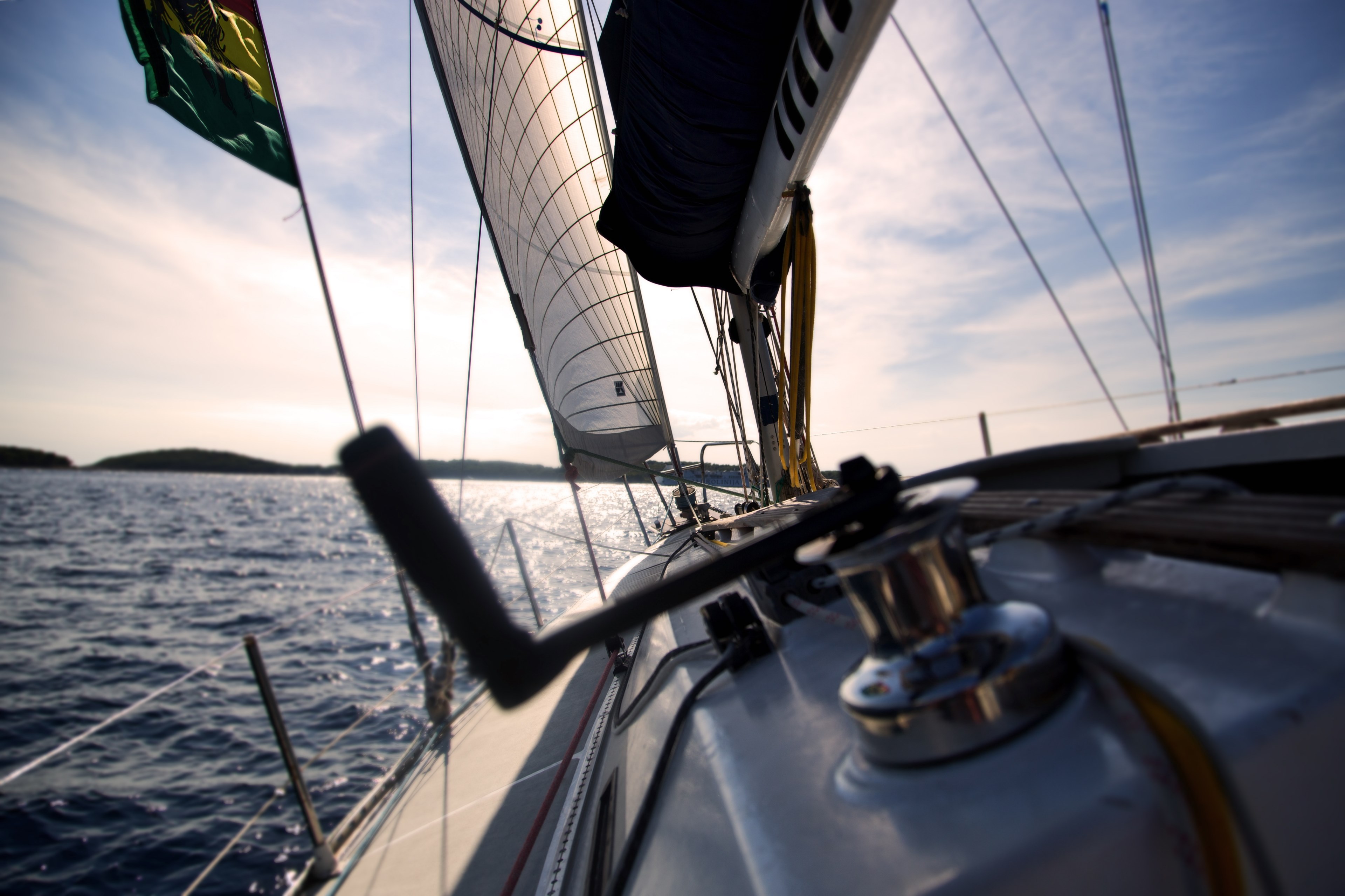reel on sailboat with sails sailing on water with horizon in the background, sailboat horizon 4k, HD Wallpaper