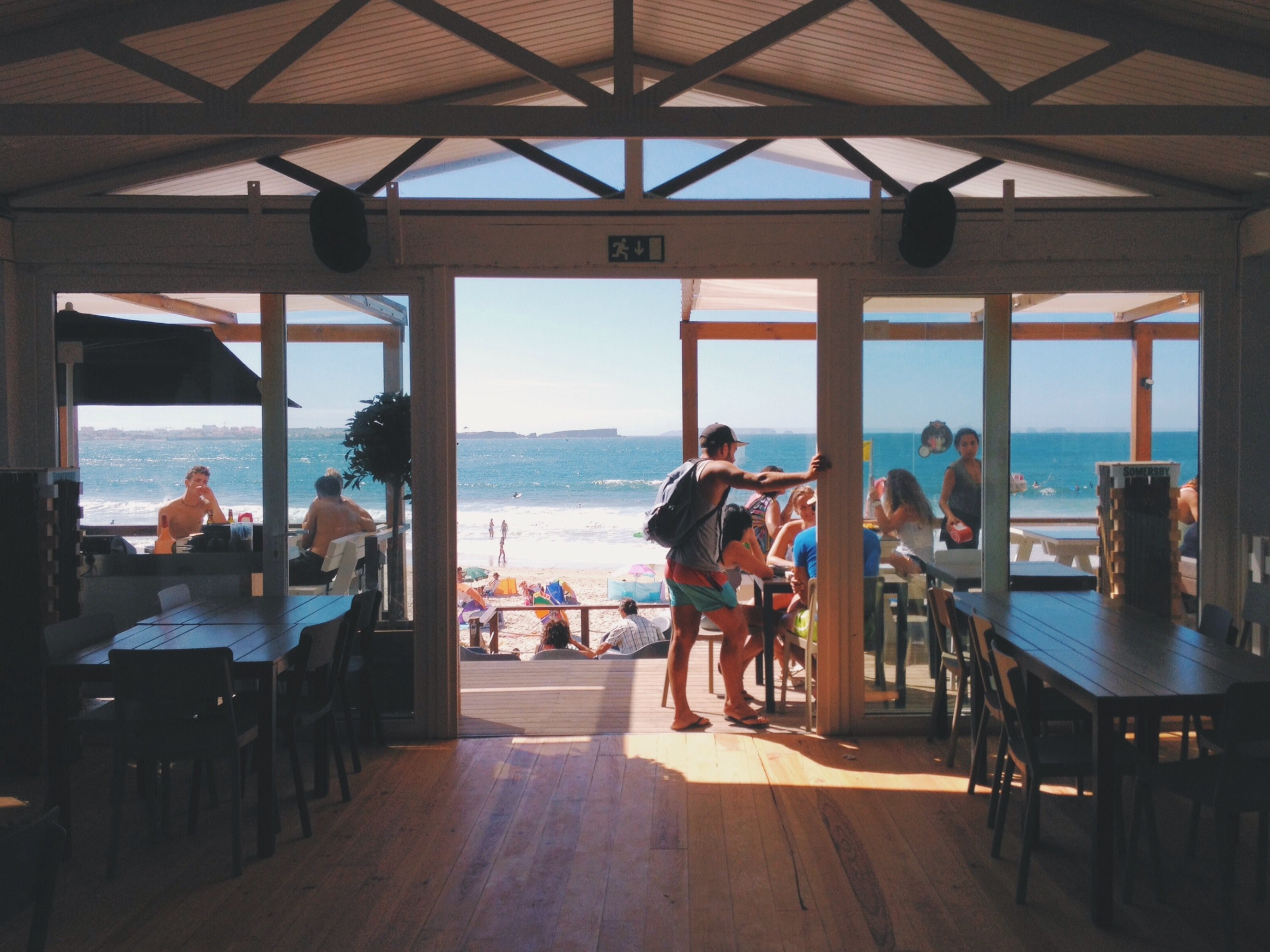 people on the terrace of a restaurant on a beach in portugal, portuguese beach restaurant 4k, HD Wallpaper