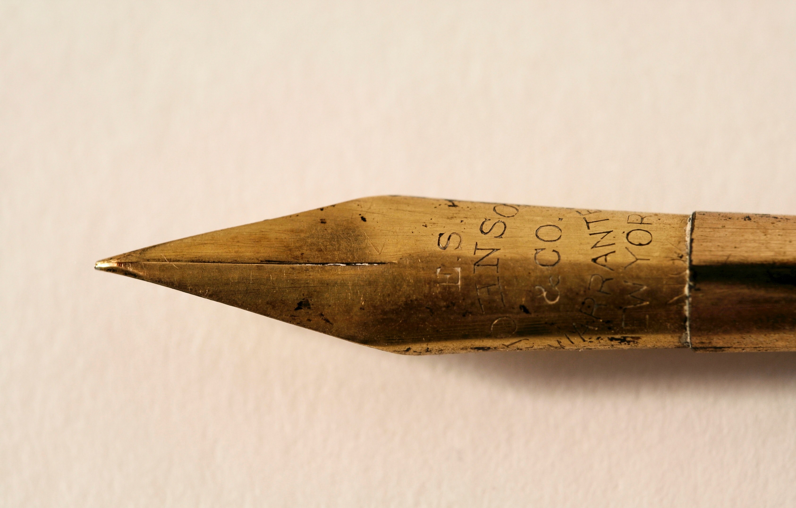 a macro shot of the nib of a fountain pen with letters etched into it, fountain pen nib 4k, HD Wallpaper
