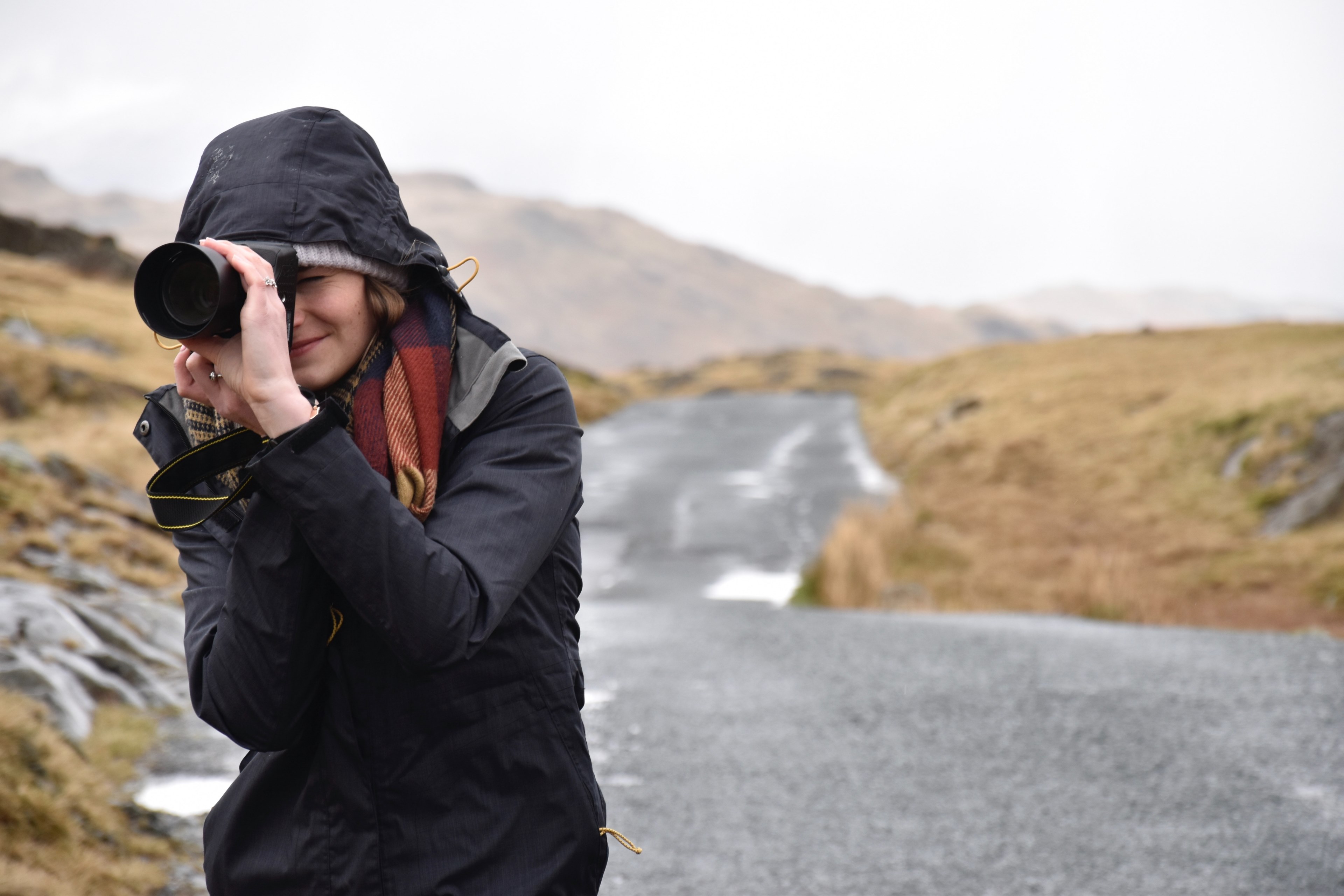photographer focuses her camera lens on a mountain road, focusing the lens 4k, HD Wallpaper