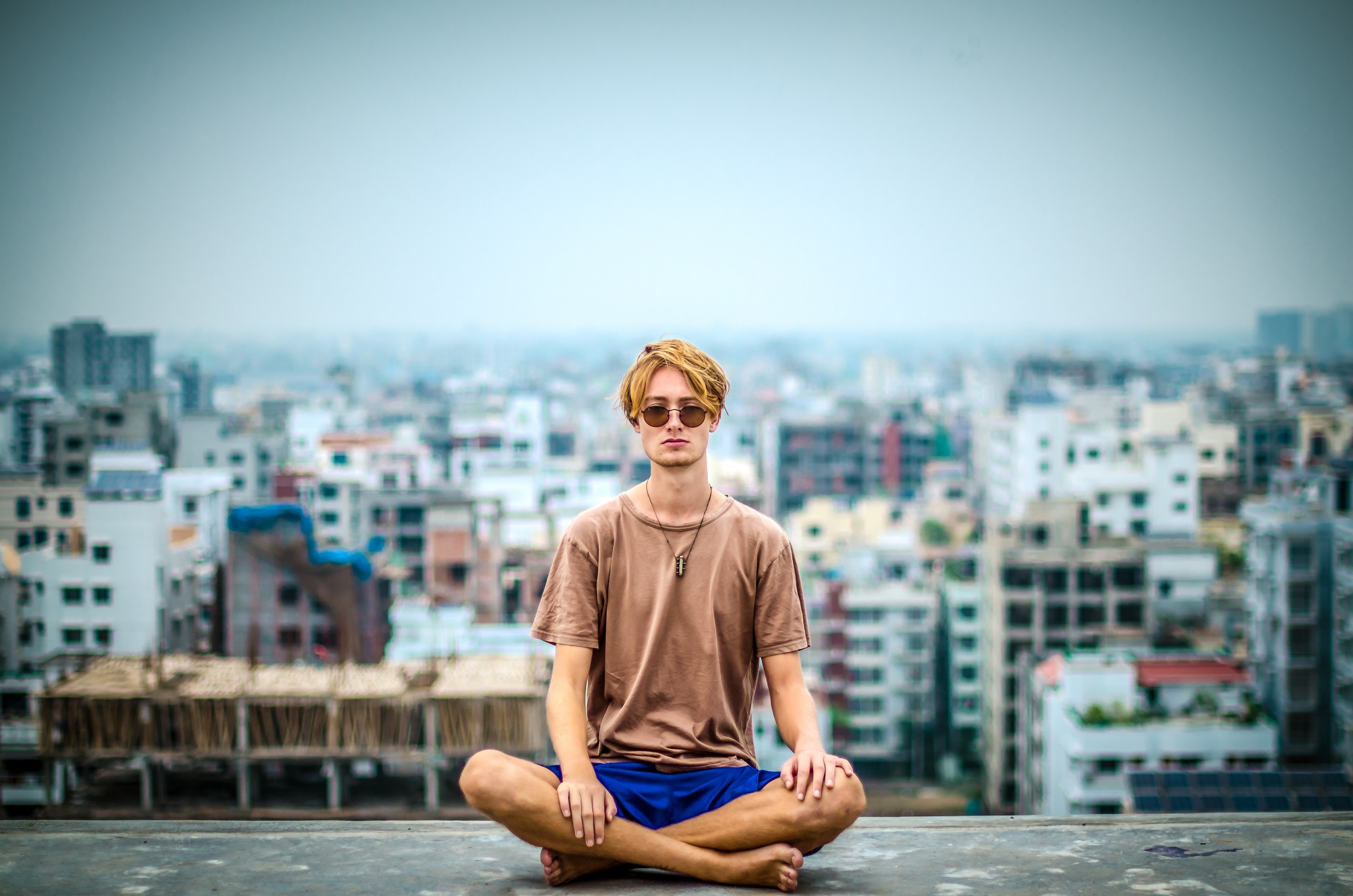 person man sunglass and city 4k, HD Wallpaper