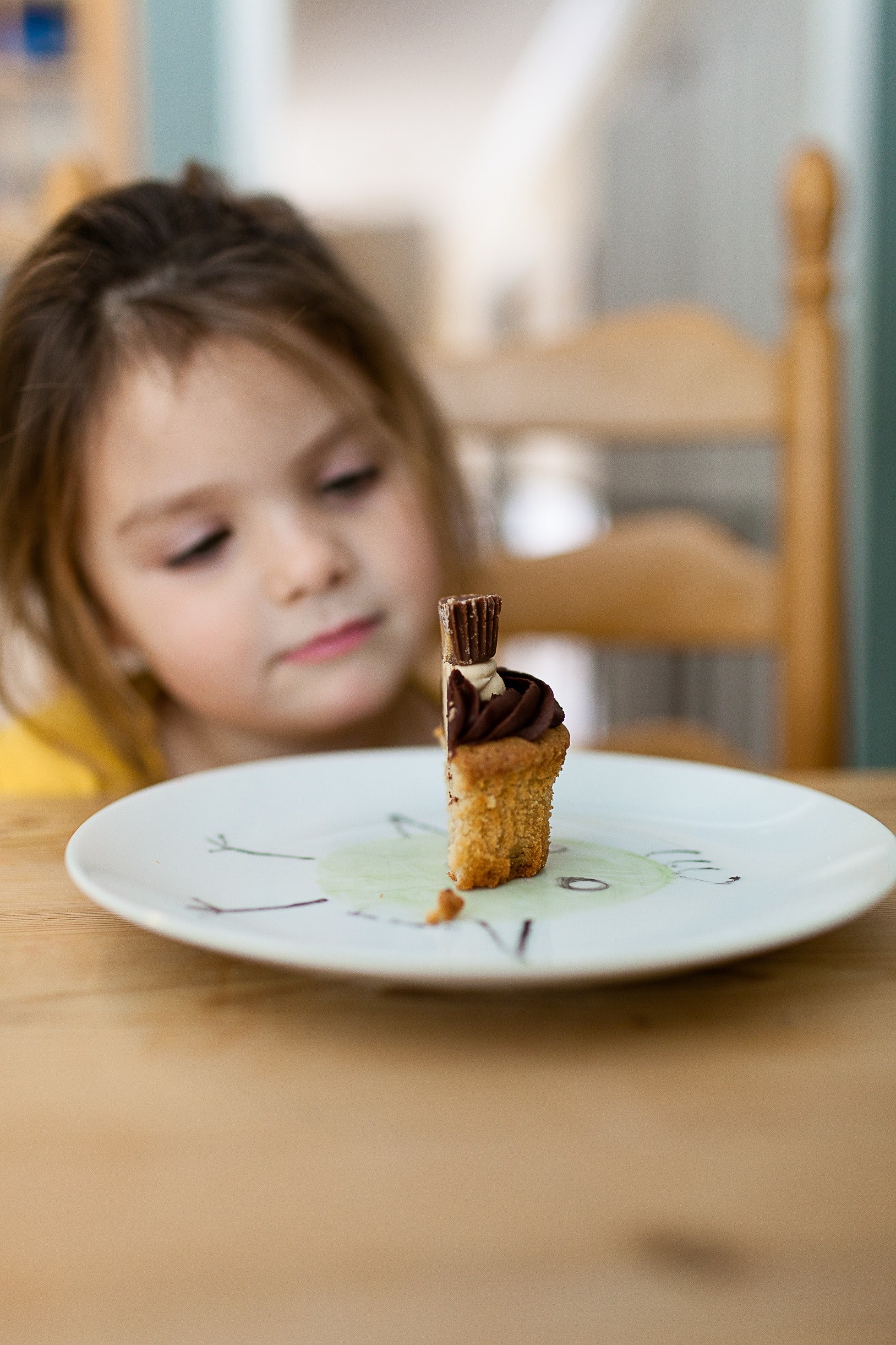 a little girl staring at half of a cupcake on a plate, kid friendly food 4k, Phone HD Wallpaper