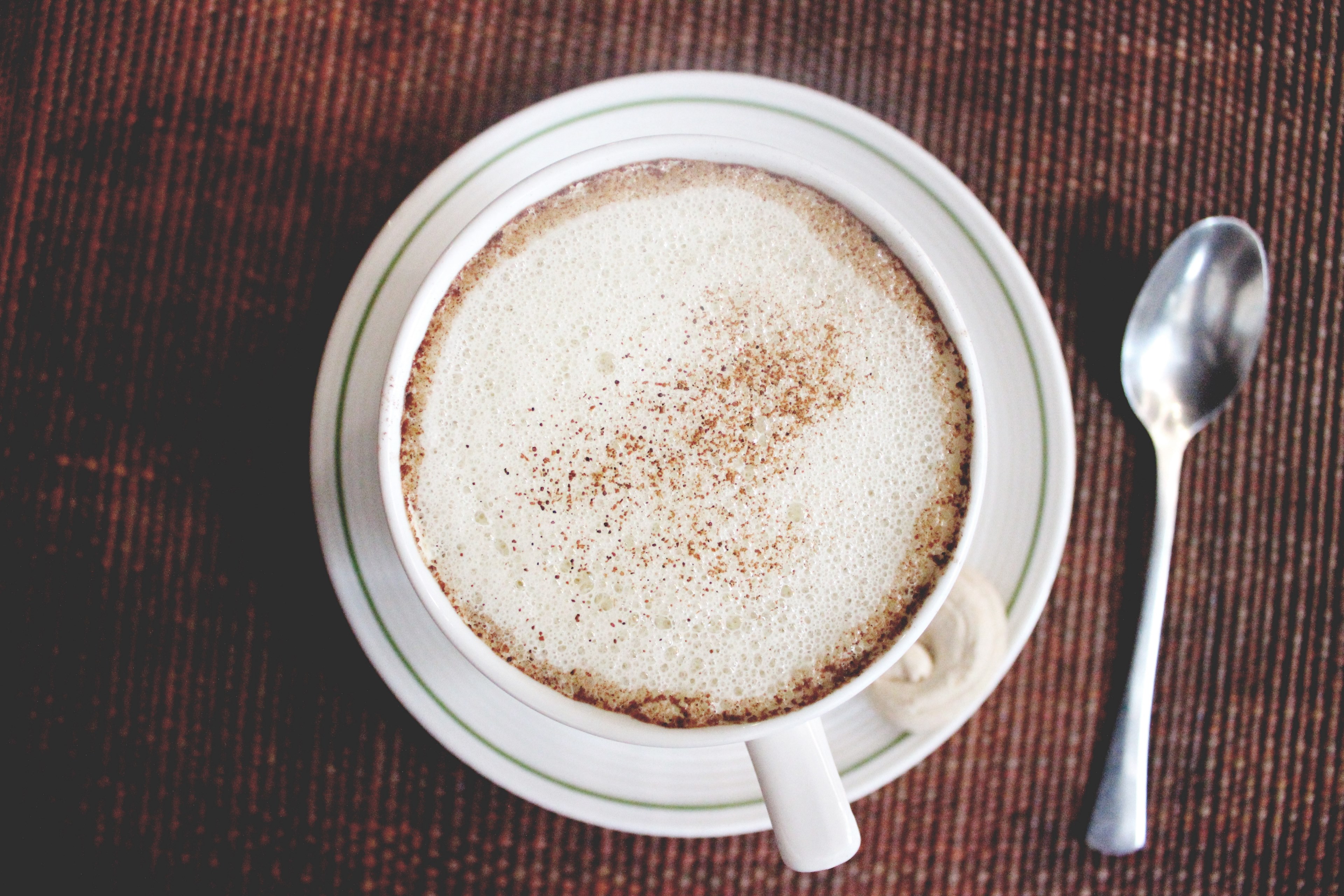 a frothy cup of coffee with cinnamon sprinkled on top of it in a white mug, frothy coffee 4k, HD Wallpaper