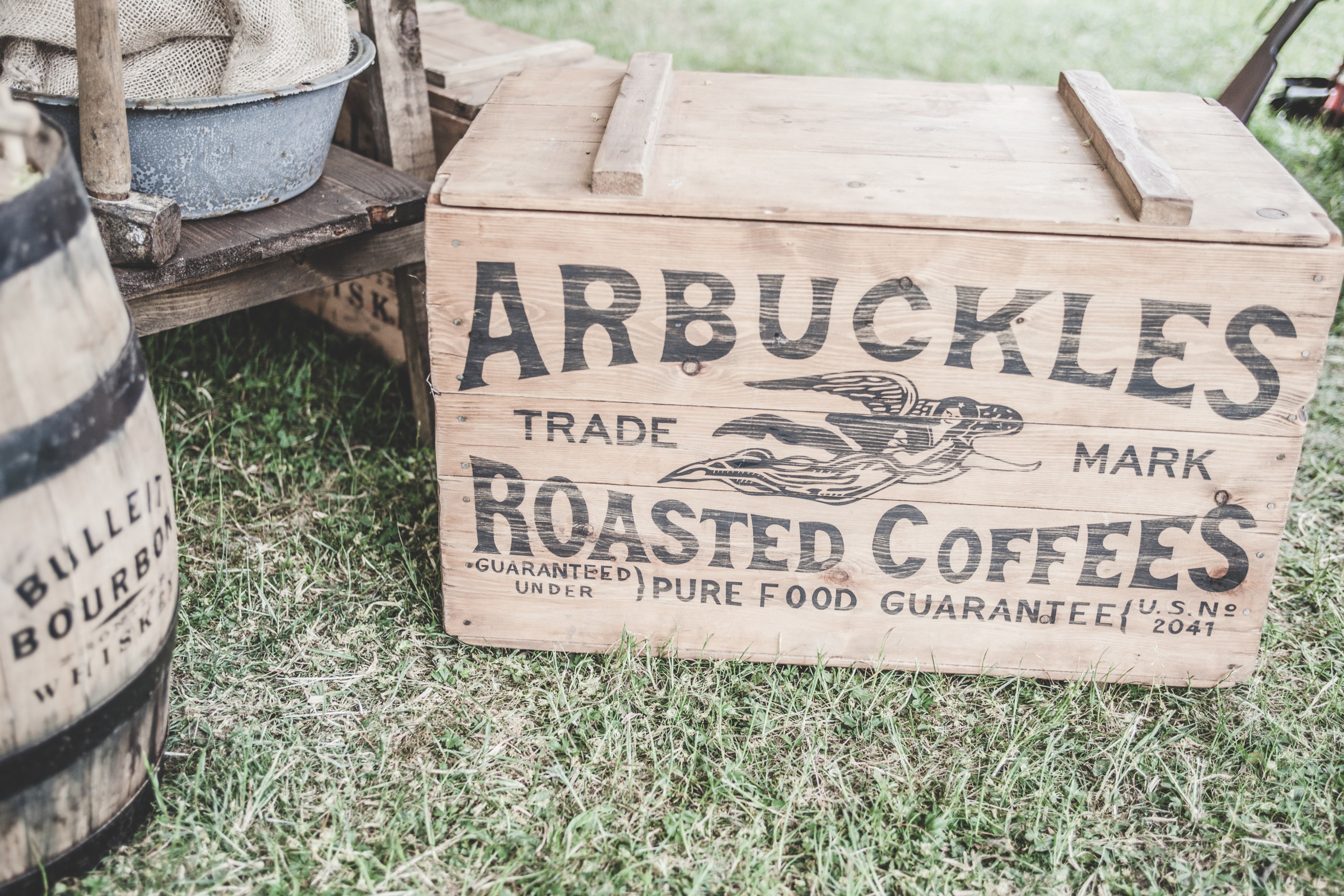 a close wooden crate with roasted coffee on grass, vintage coffee crate 4k, HD Wallpaper