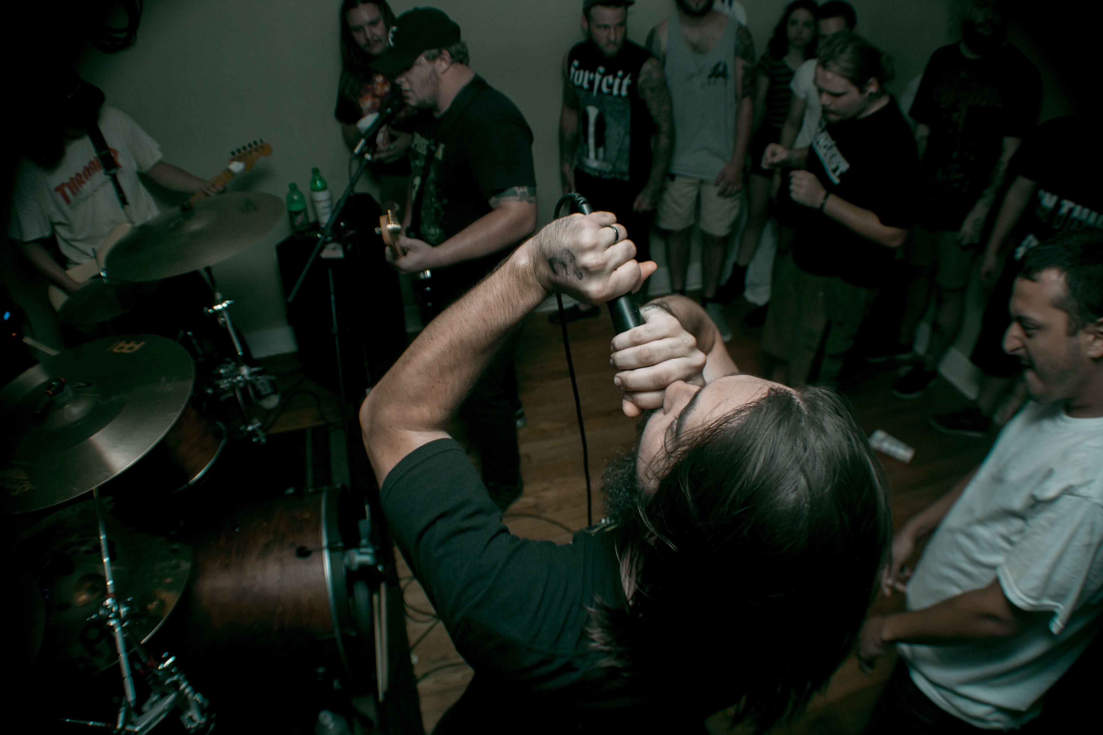 a band performing in a stuffy room with a small audience at the back, rock concert in an apartment 4k, HD Wallpaper