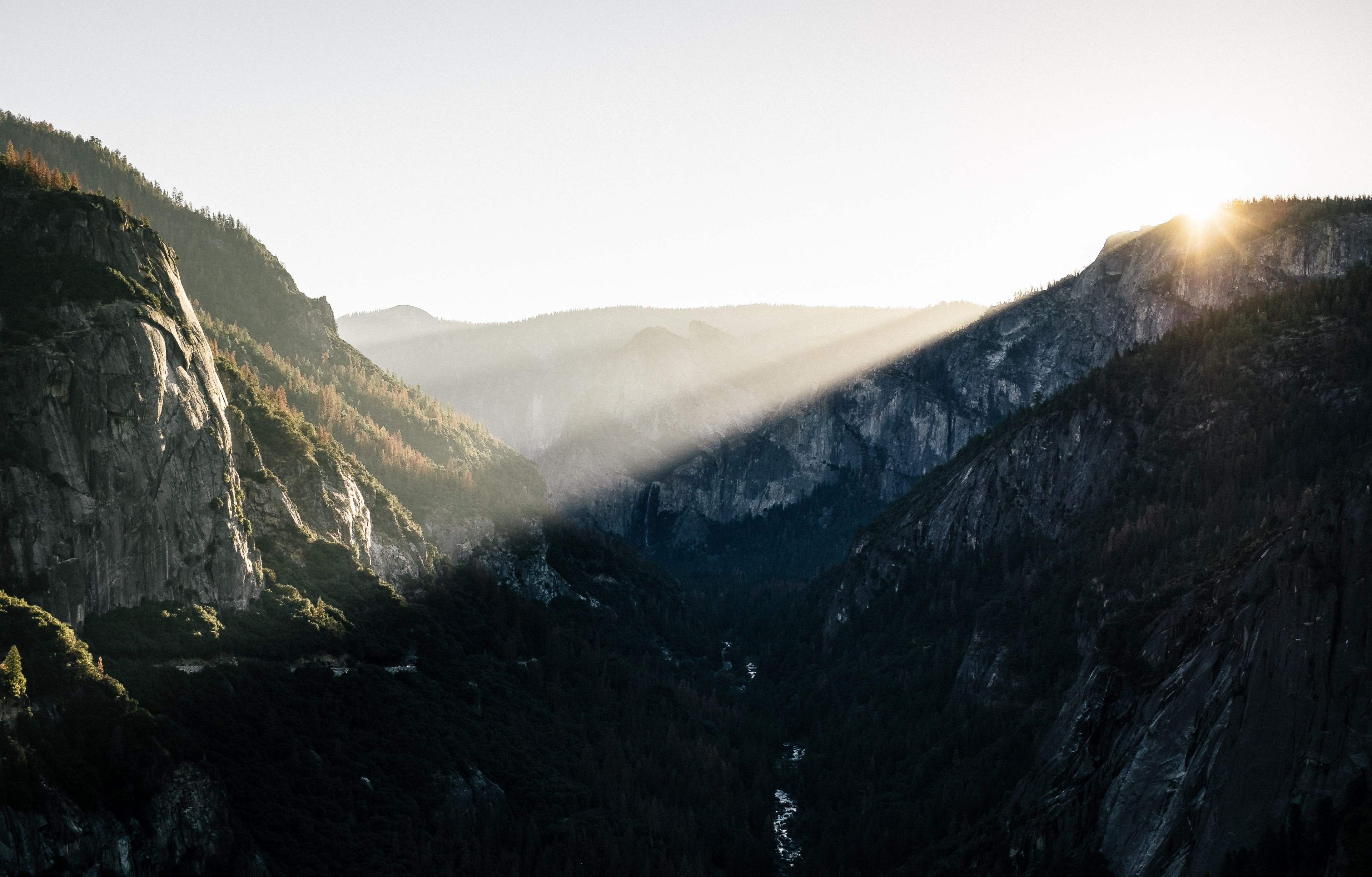 suns rays falling on the granite summits in yosemite valley during sunrise, bright sunrise in yosemite 4k, HD Wallpaper