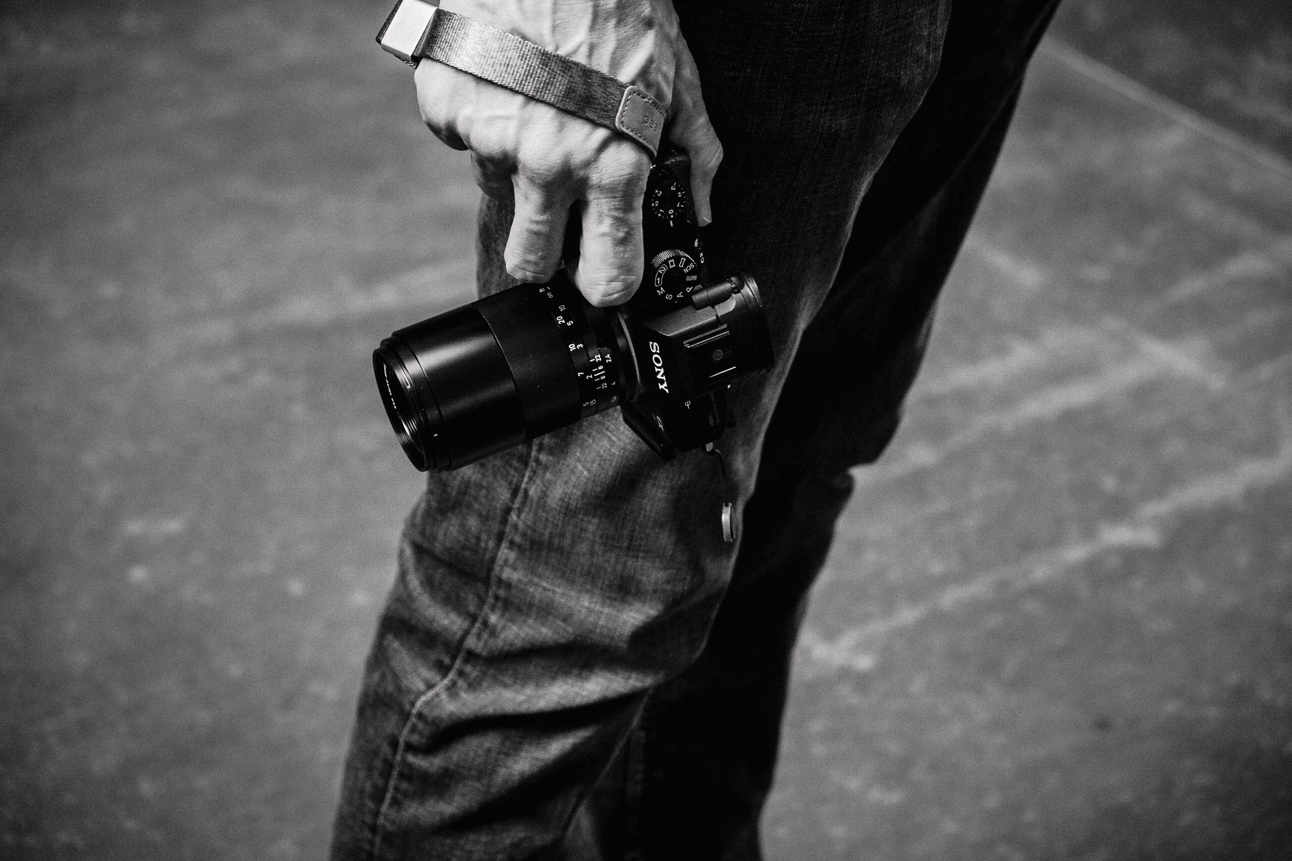 hand holding camera and man 4k, HD Wallpaper