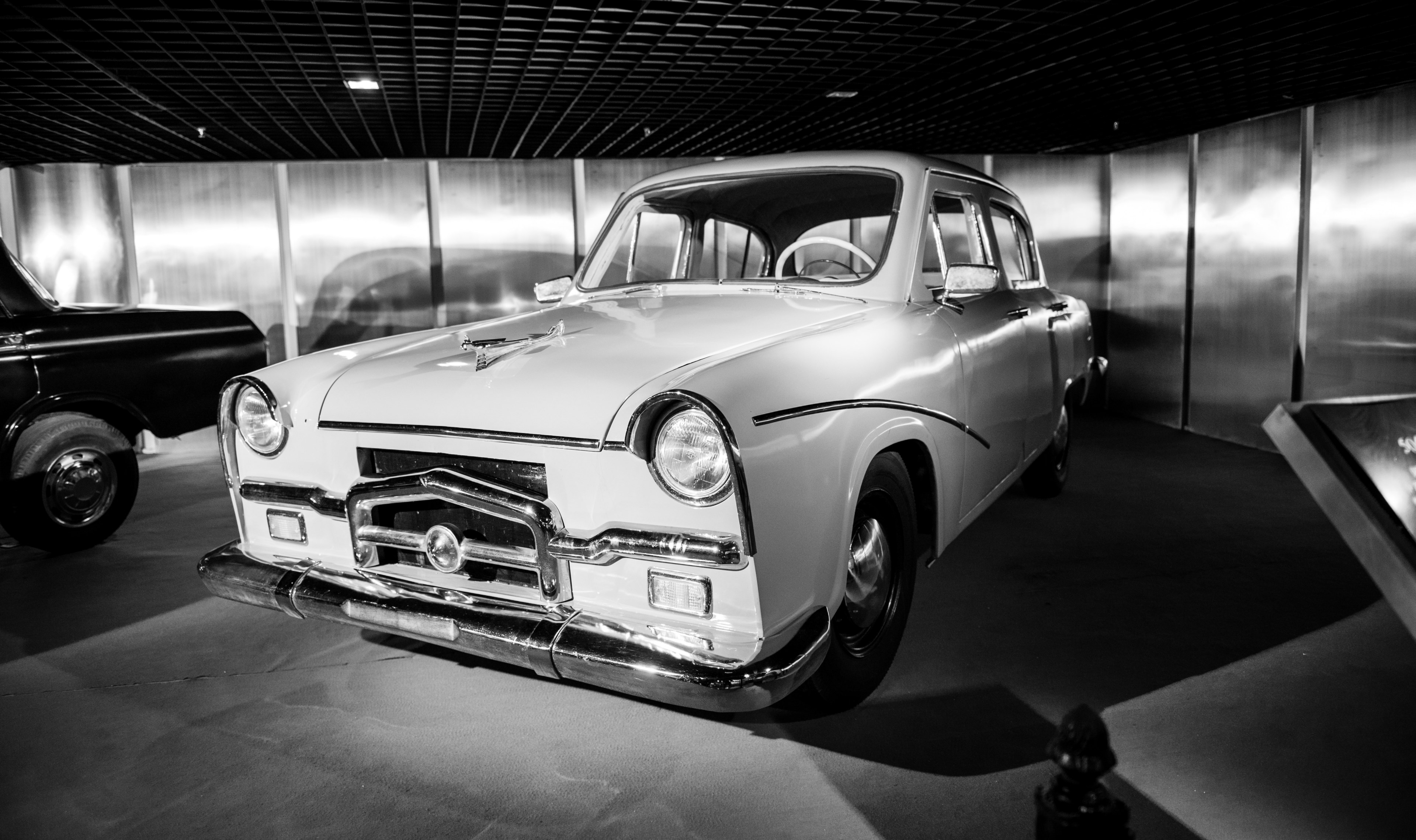 black and white shot of stylish vintage car in automobile showroom, retro car in showroom 4k, HD Wallpaper
