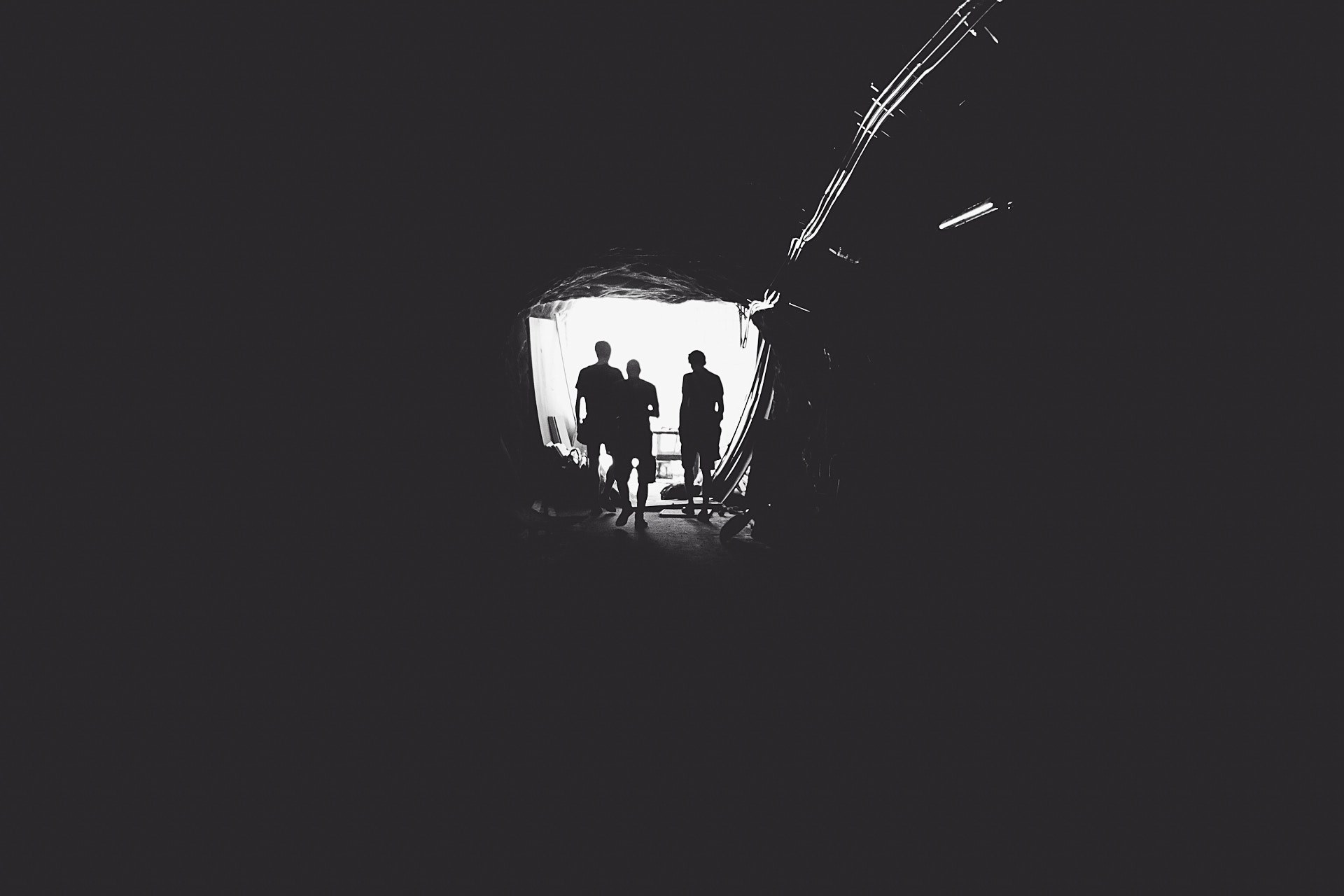 people walking down a dark tunnel into the light, tunnel into the light 4k, HD Wallpaper