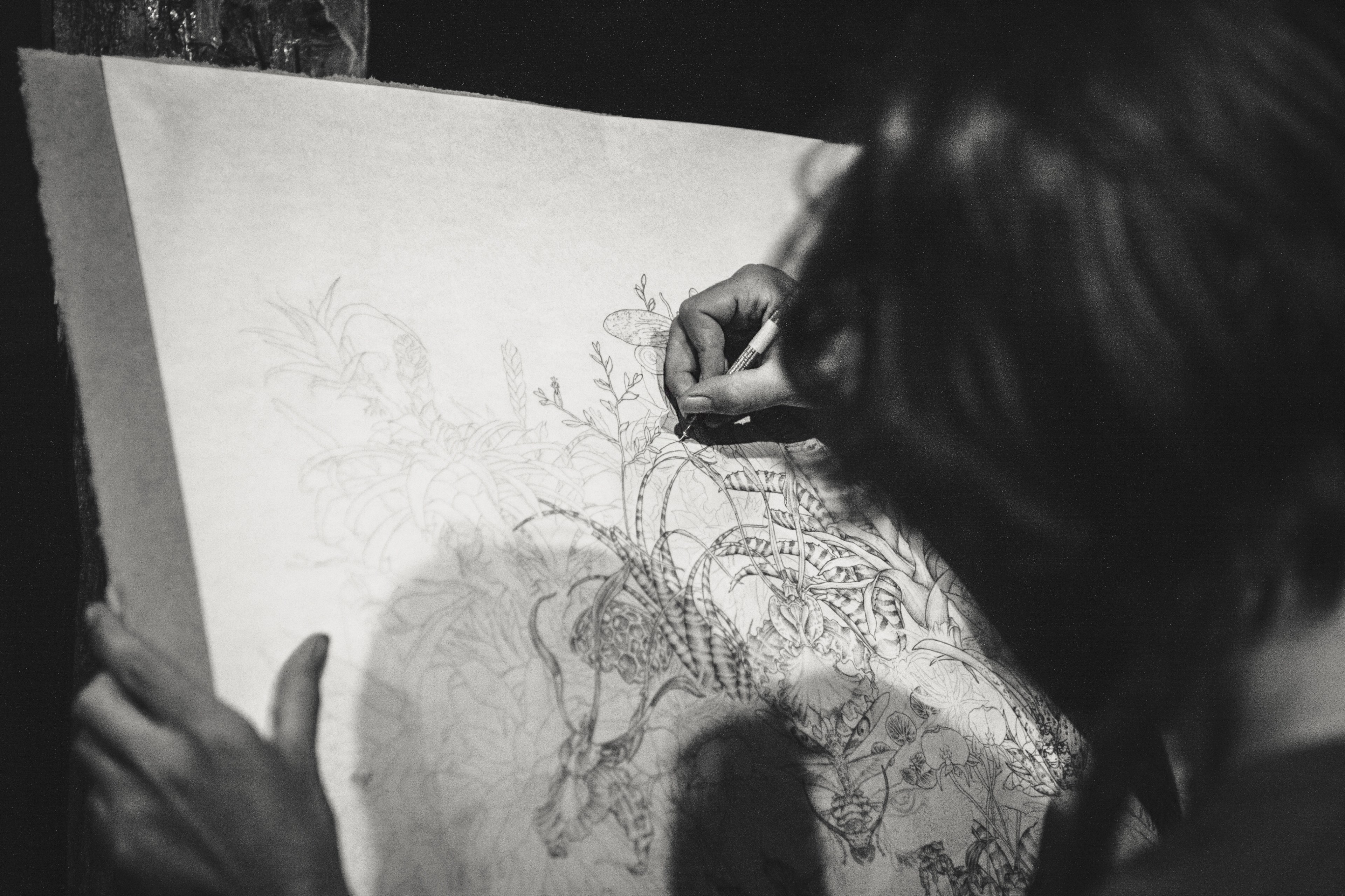 black and white shoulder shot of artist sketching an illustration on easel, artist drawing 4k, HD Wallpaper
