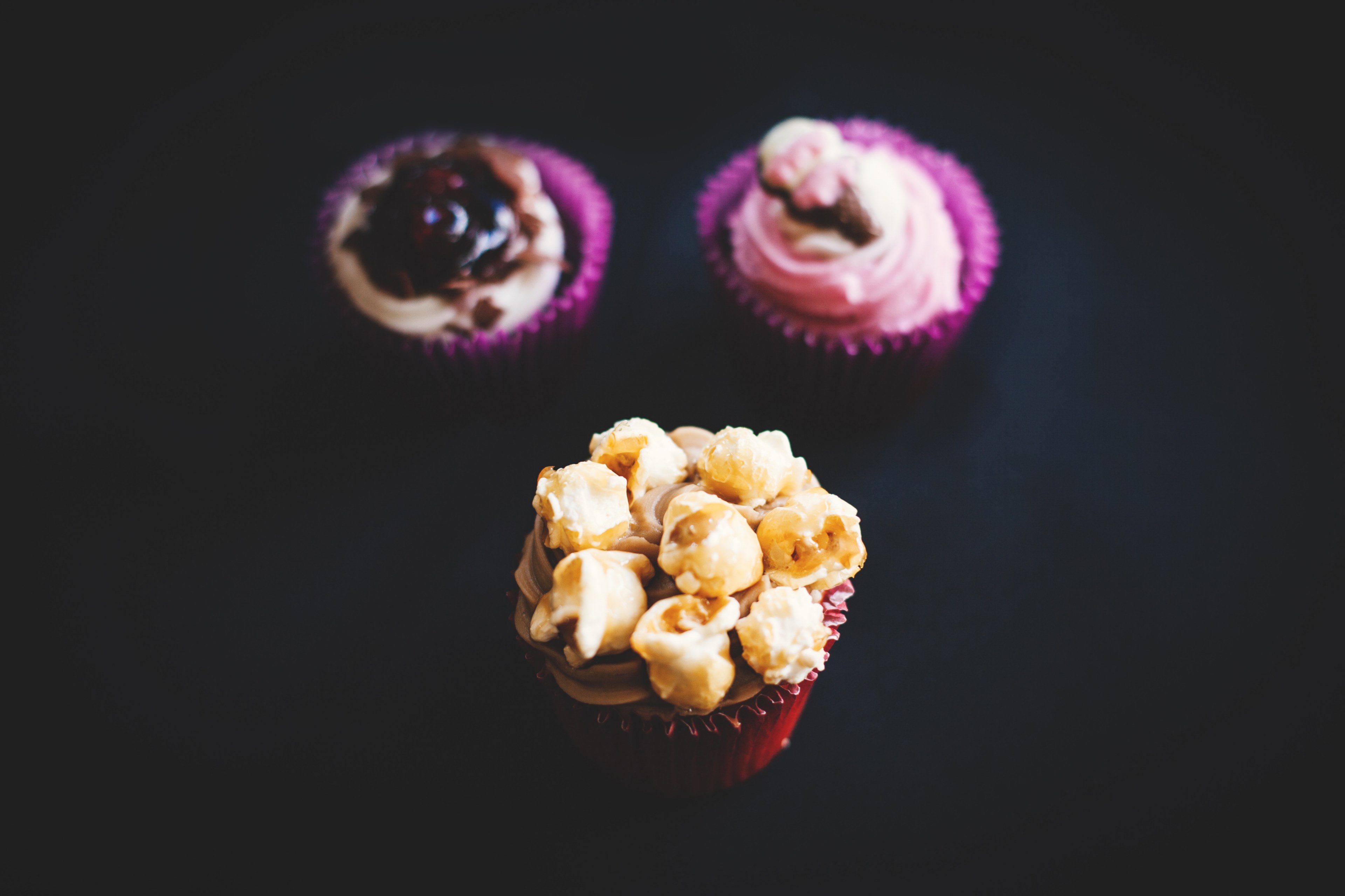 gourmet decorated cupcakes with frosting and popcorn, gourmet cupcakes 4k, HD Wallpaper