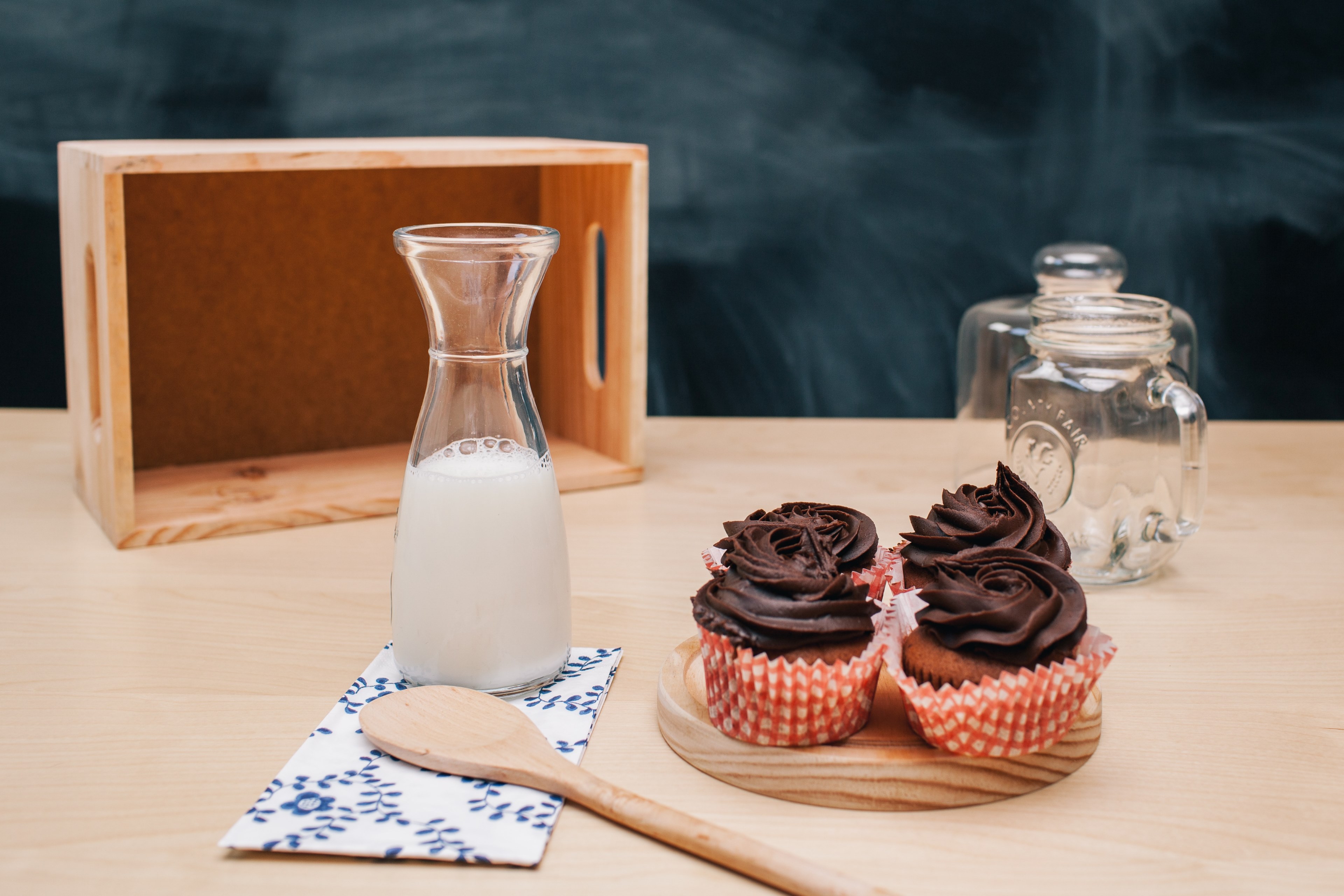 homemade cupcakes with chocolate frosting and milk, milk and cupcakes 4k, HD Wallpaper