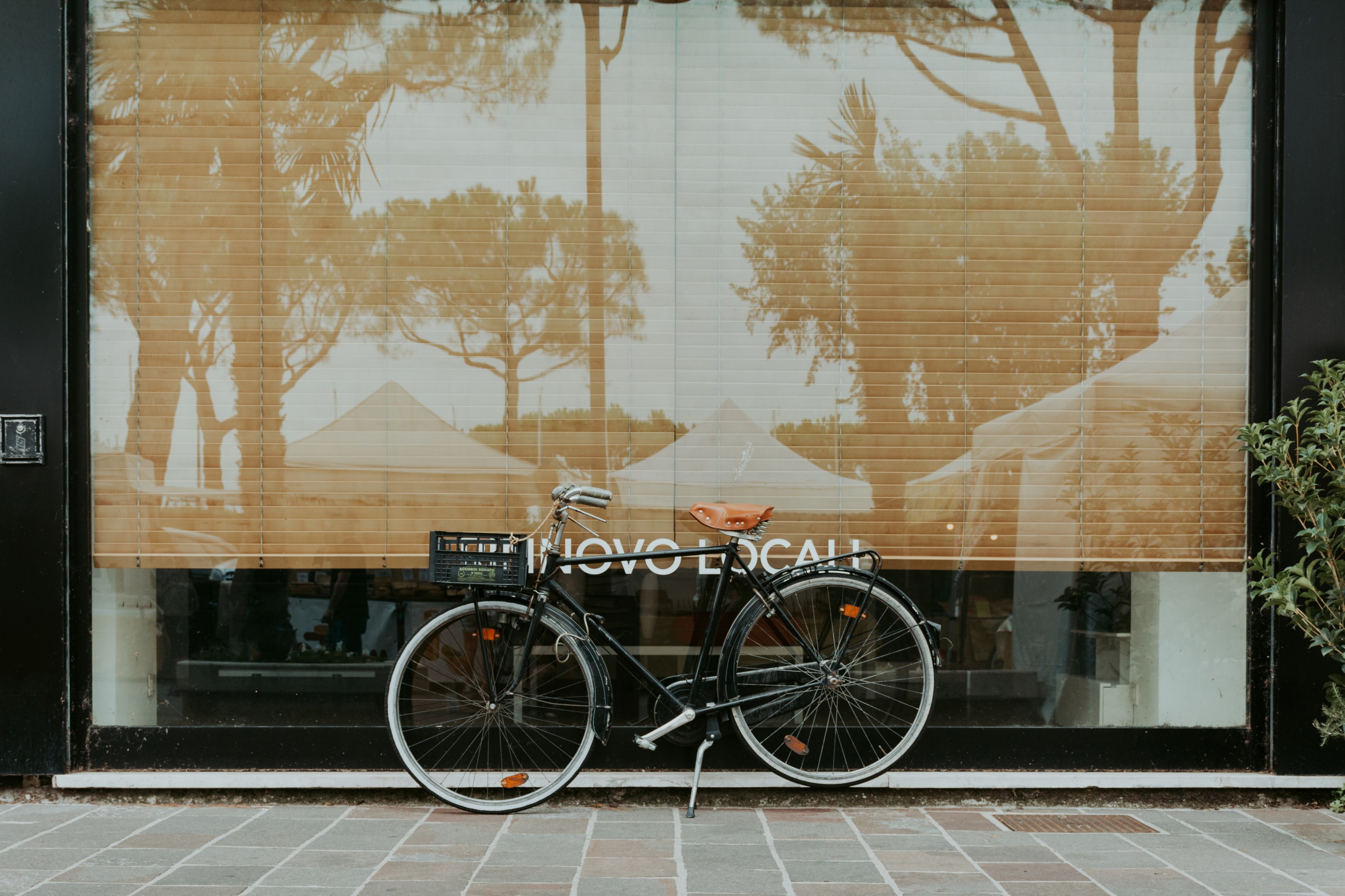 bike shop shop window and bicycle 4k, HD Wallpaper