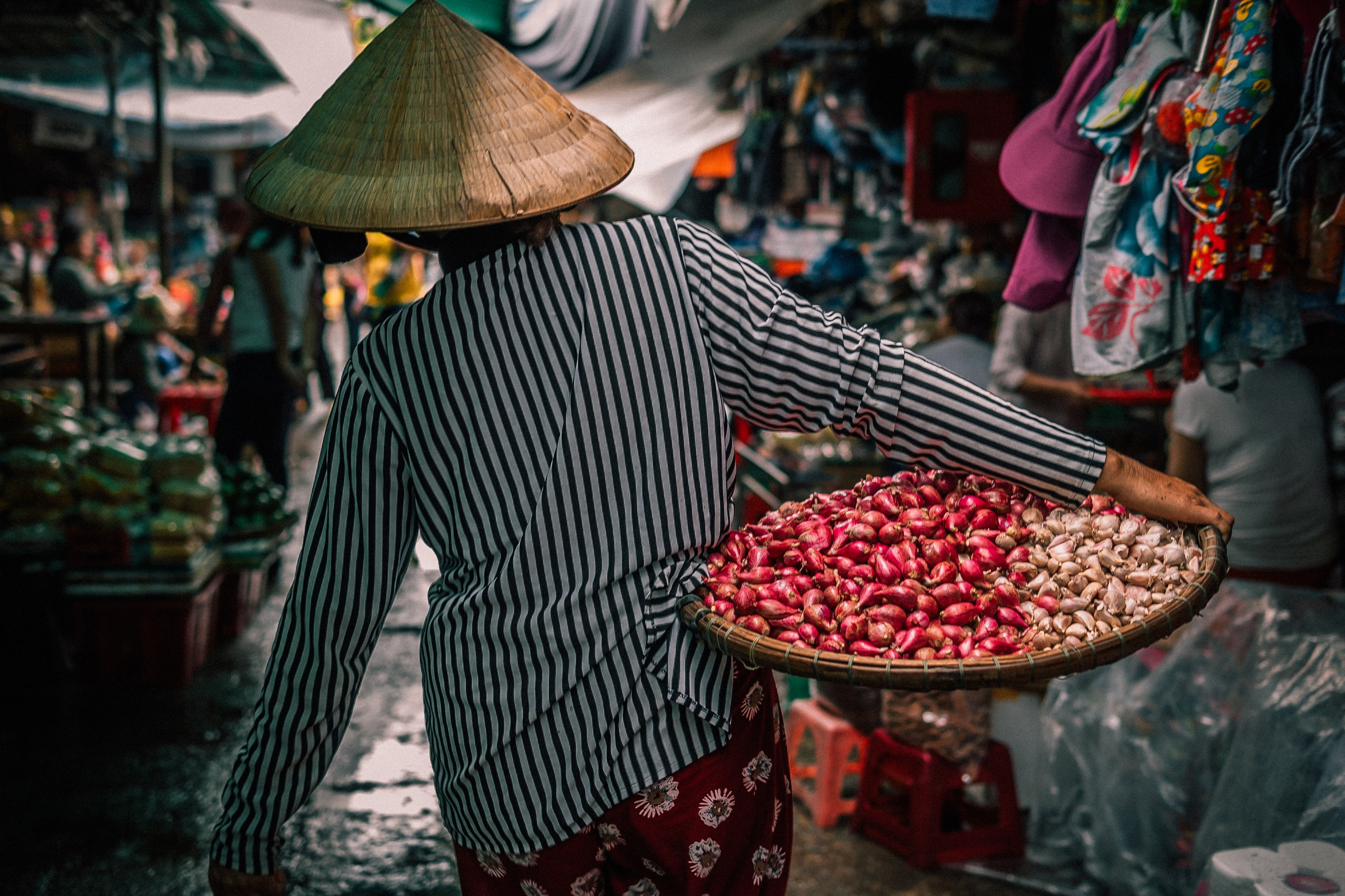 worker walks with a basket of asian street food at a vietnamese market, the shape of hue 4k, HD Wallpaper