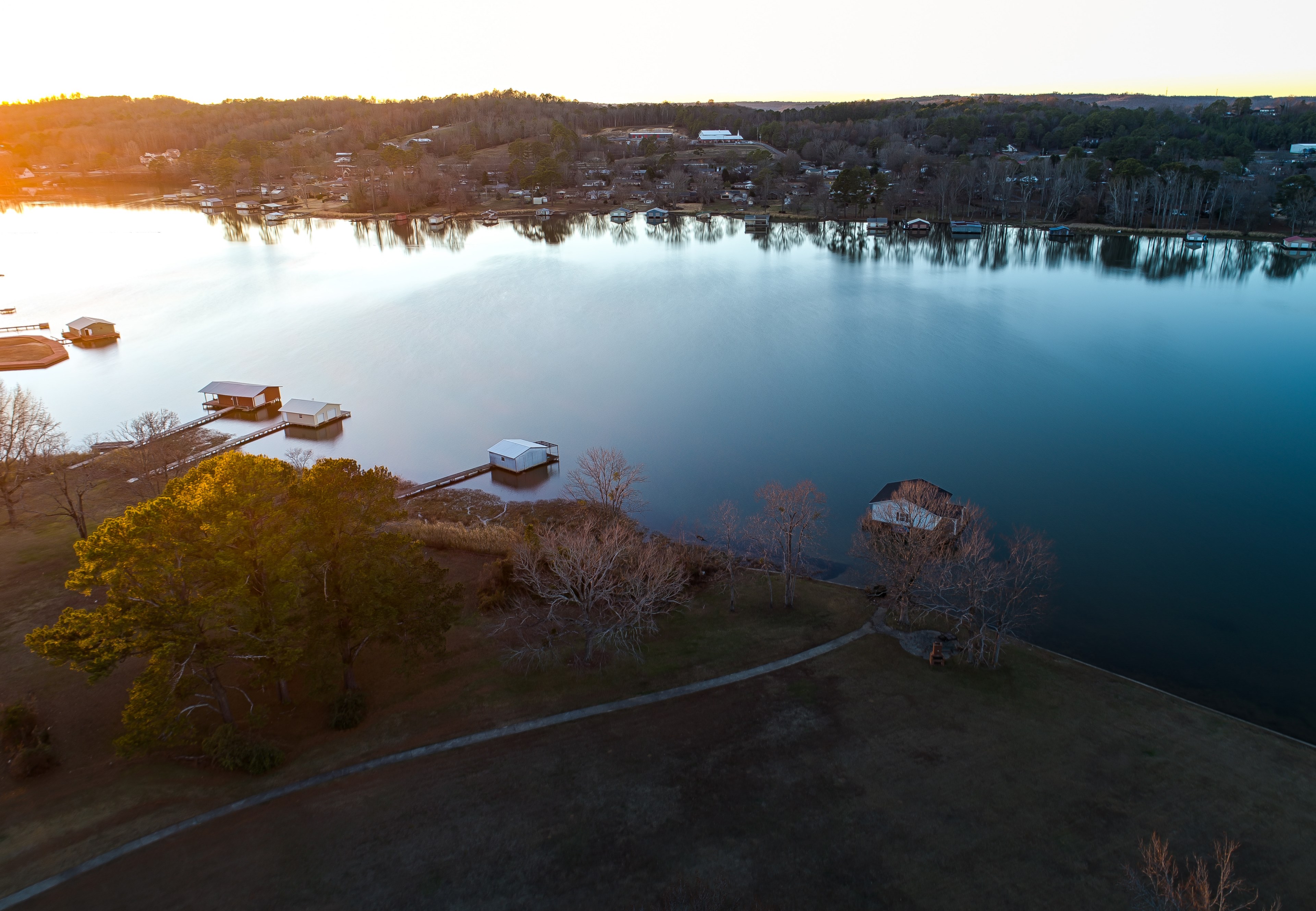 aerial view shot with a drone of boathouses in guntersville alabama during sunset, guntersville lakeside aerial sunset 4k, HD Wallpaper