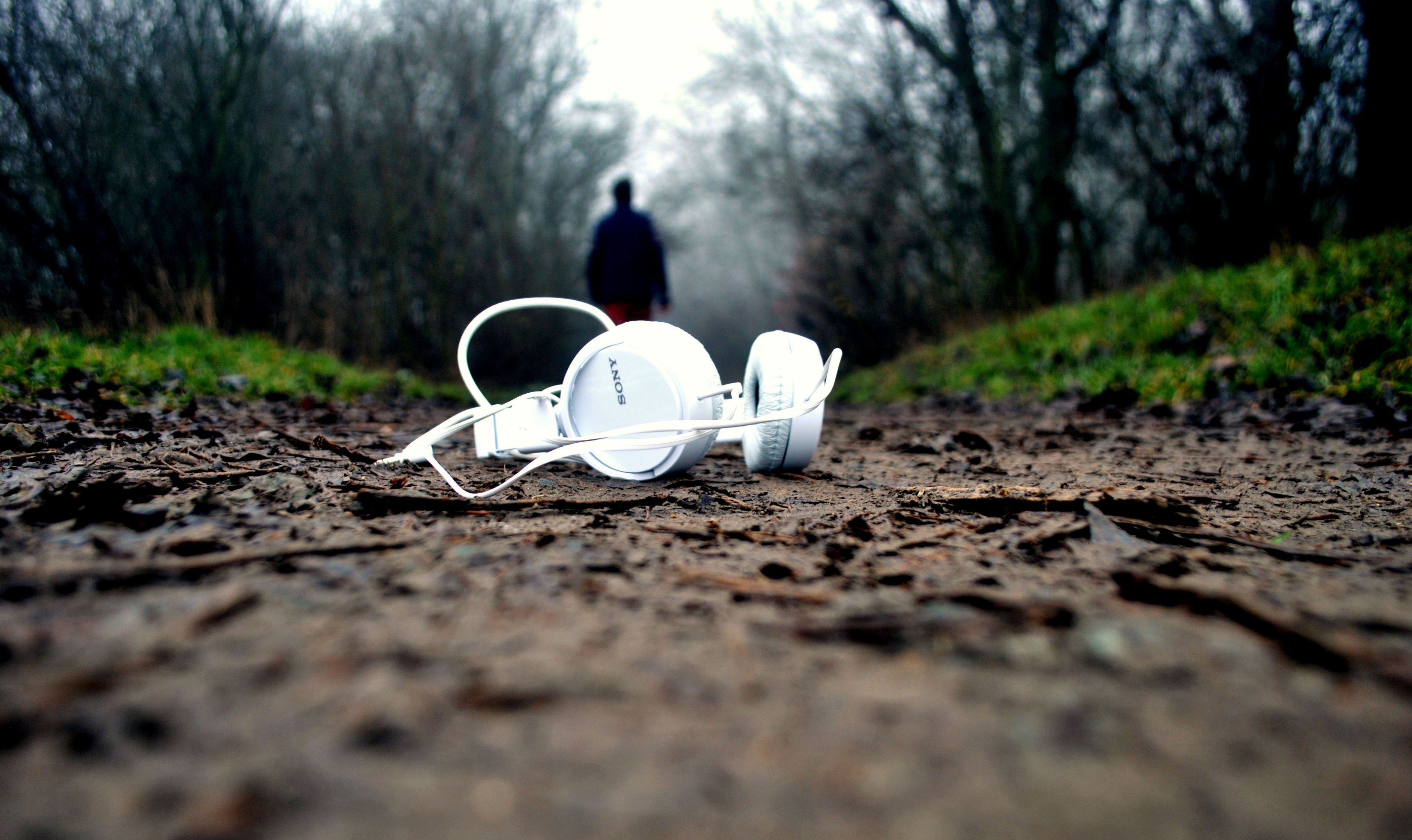 a white pair of headphones left behind on a dirt path, abandoned headphones 4k, HD Wallpaper