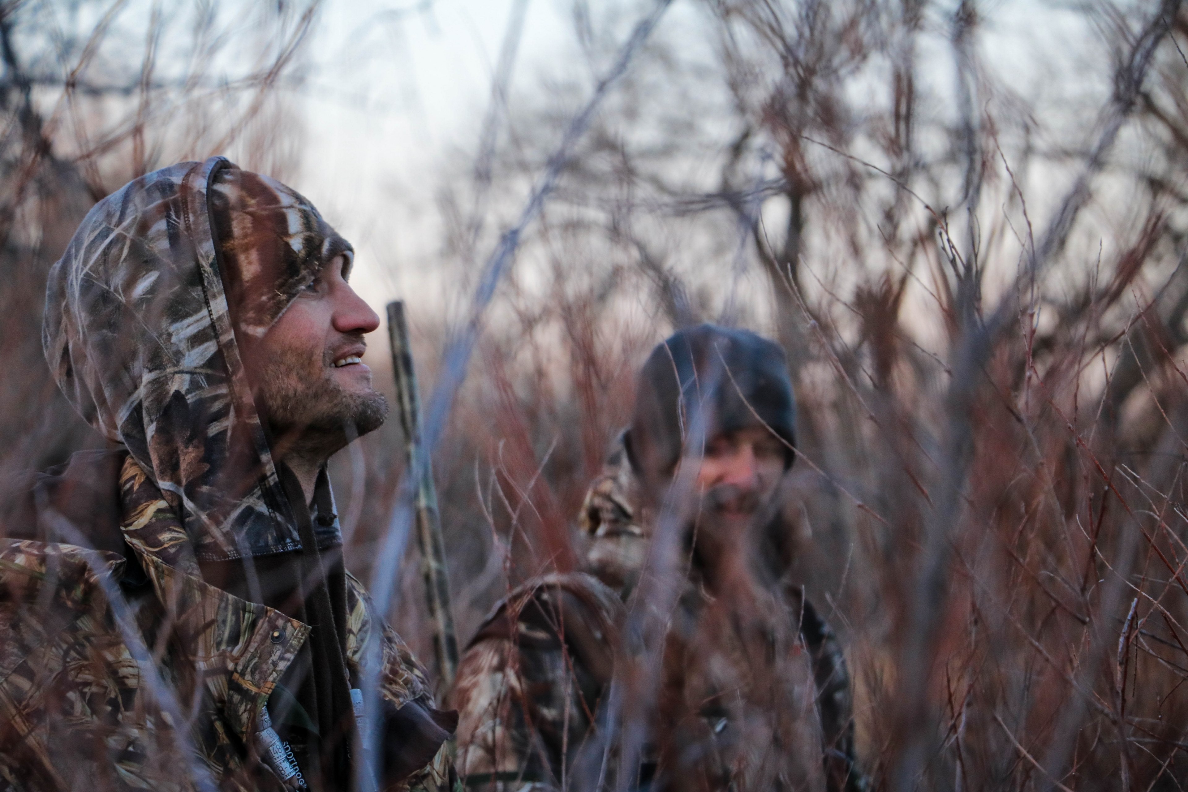 two hunters smiling in camo while hunting in the woods, spontaneous hunting 4k, HD Wallpaper