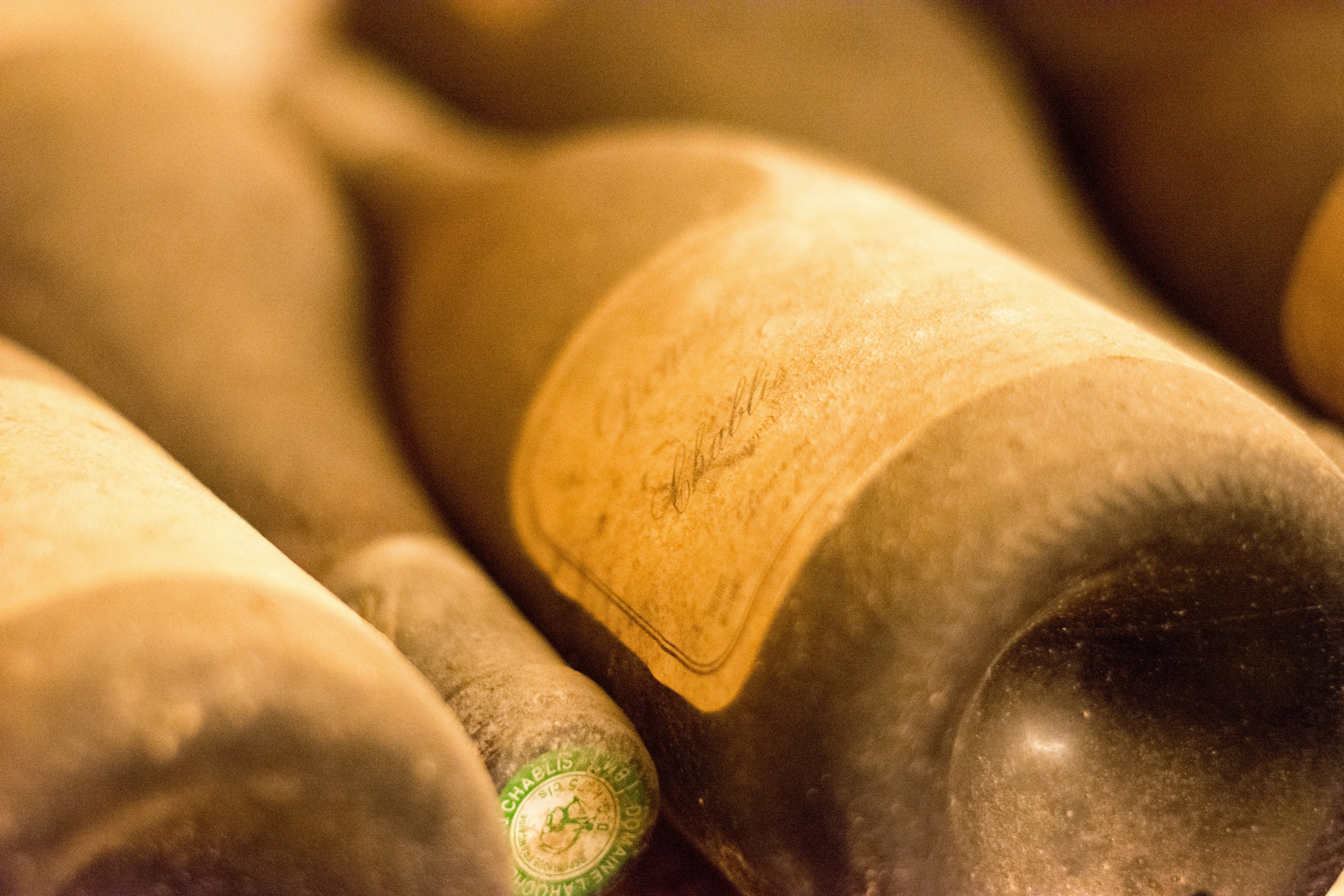 old dusted wine bottles 4k, HD Wallpaper