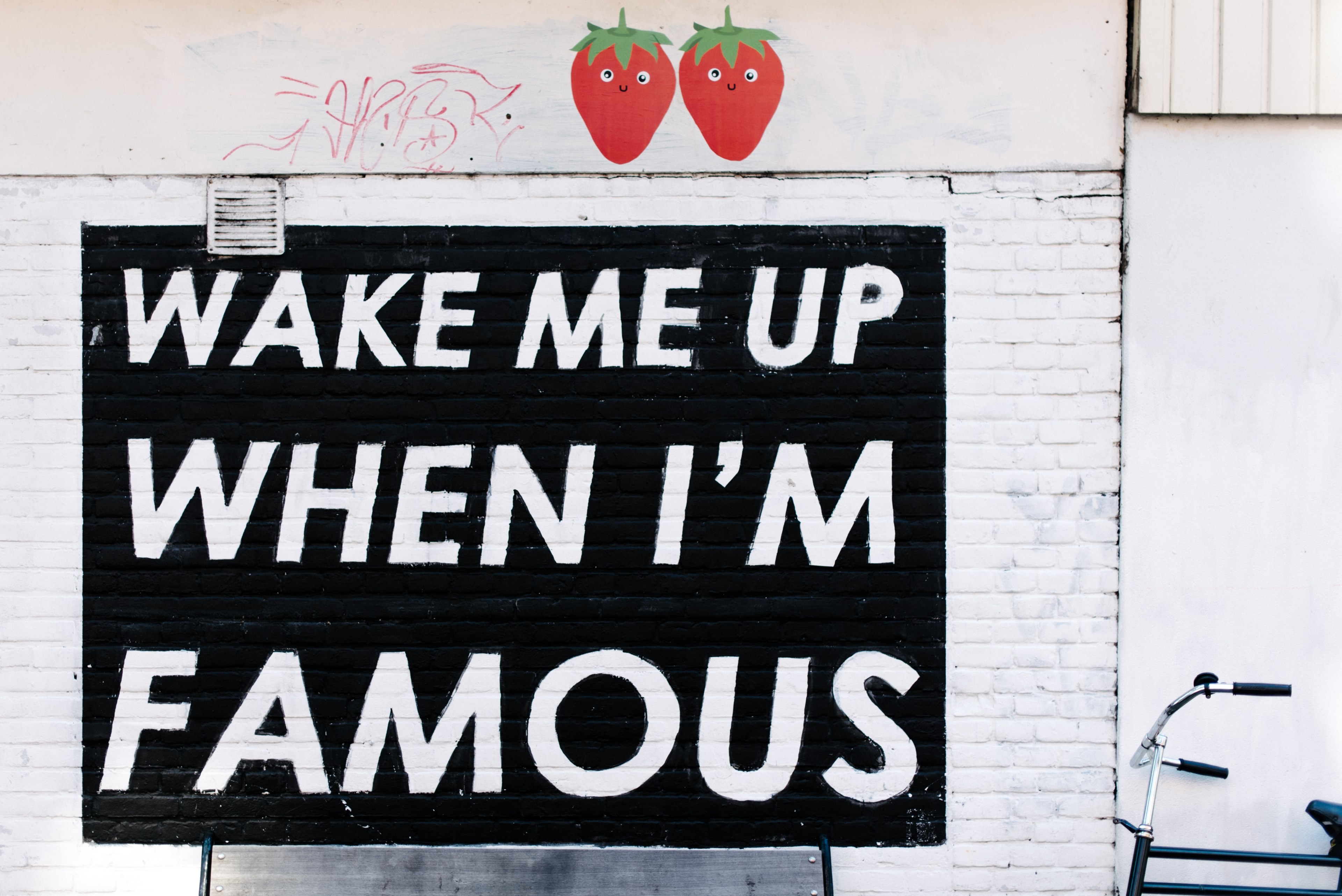bike sits against amsterdam brick wall painting reads quotwake me up when im famousquot, wake me up when im famous 4k, HD Wallpaper