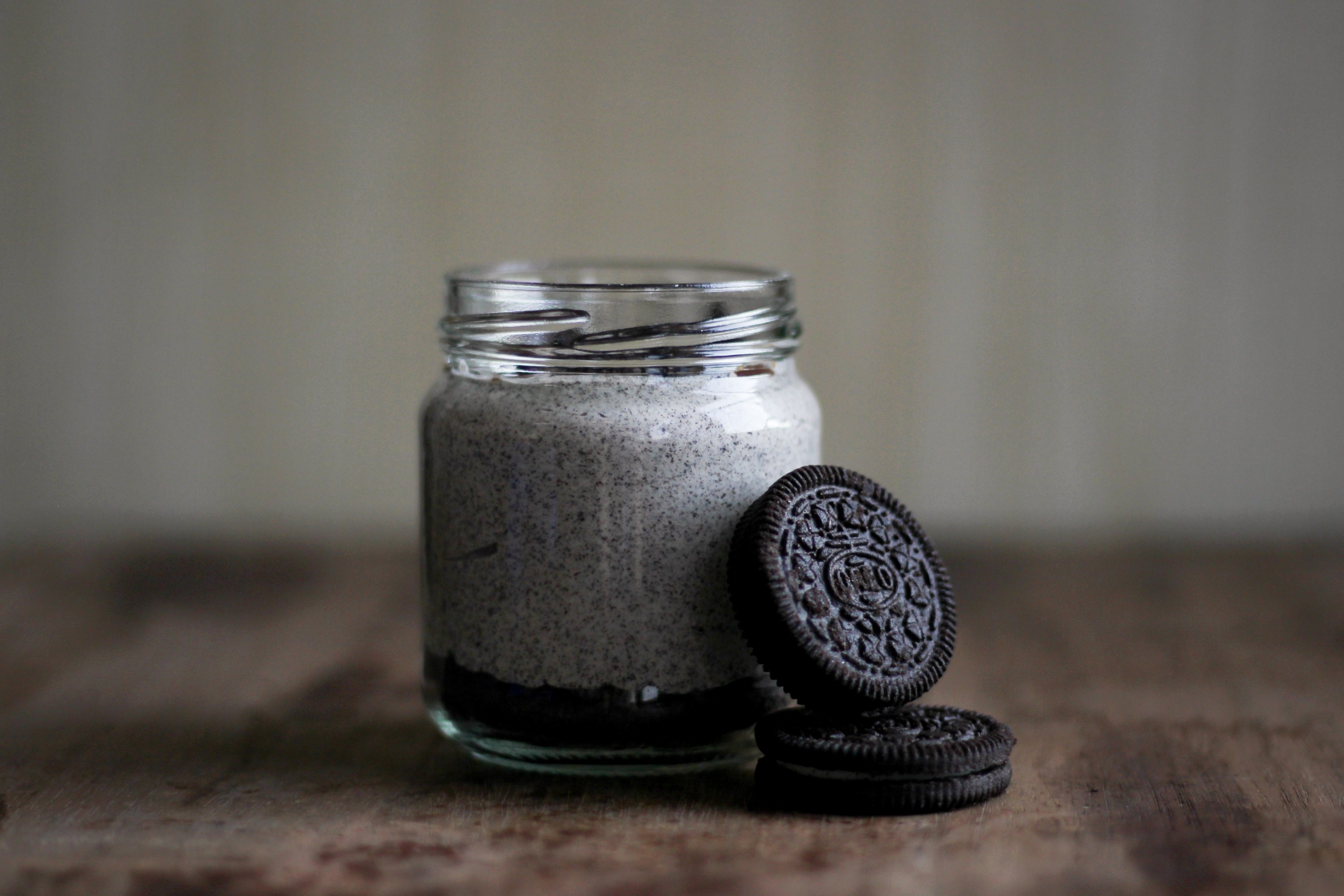 mason jar of a sweet dessert with oreo cookies on a table, oreo 4k, HD Wallpaper