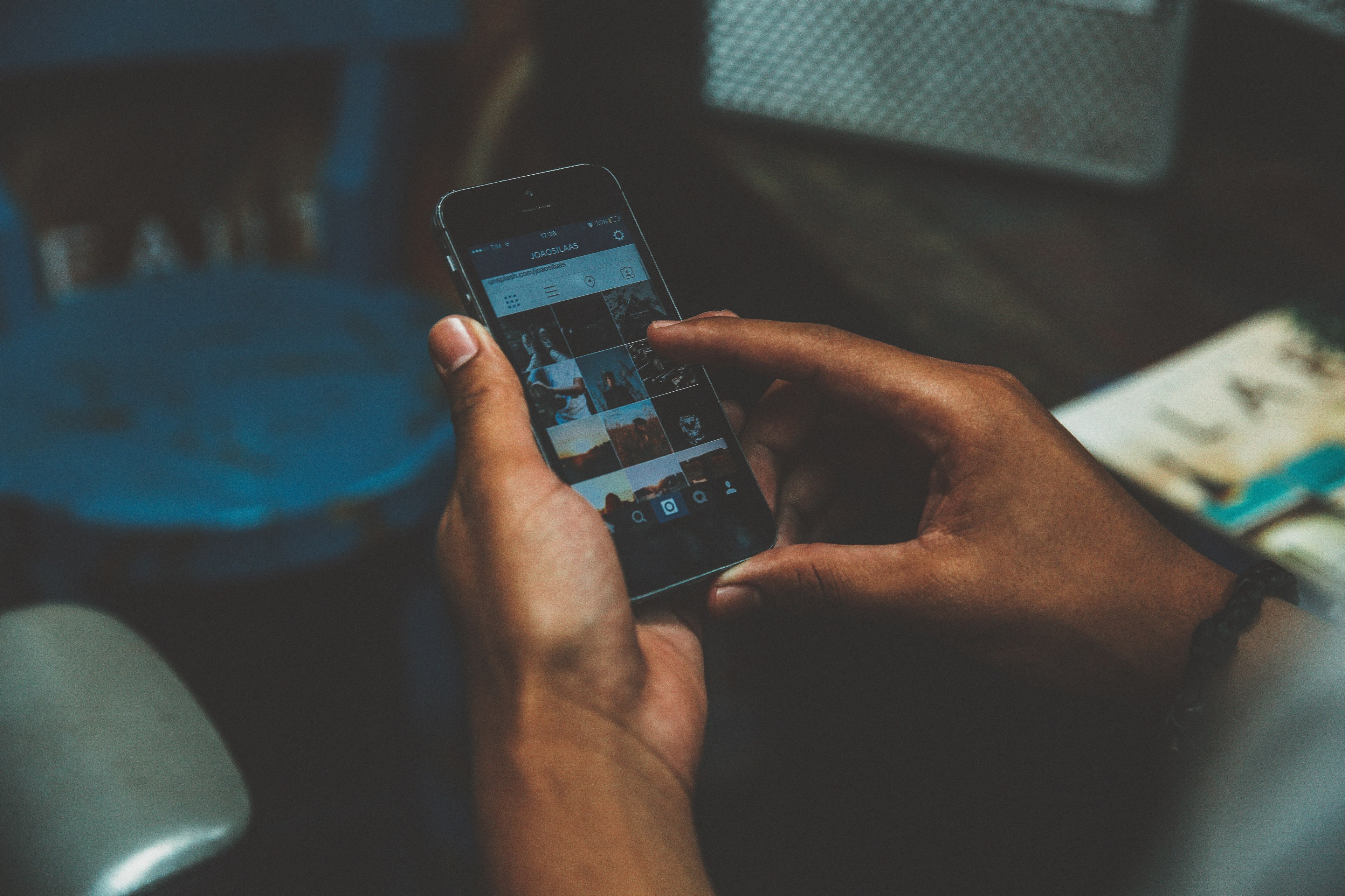 a person looking at photo thumbnails on their phone, browsing photos on a phone 4k, HD Wallpaper