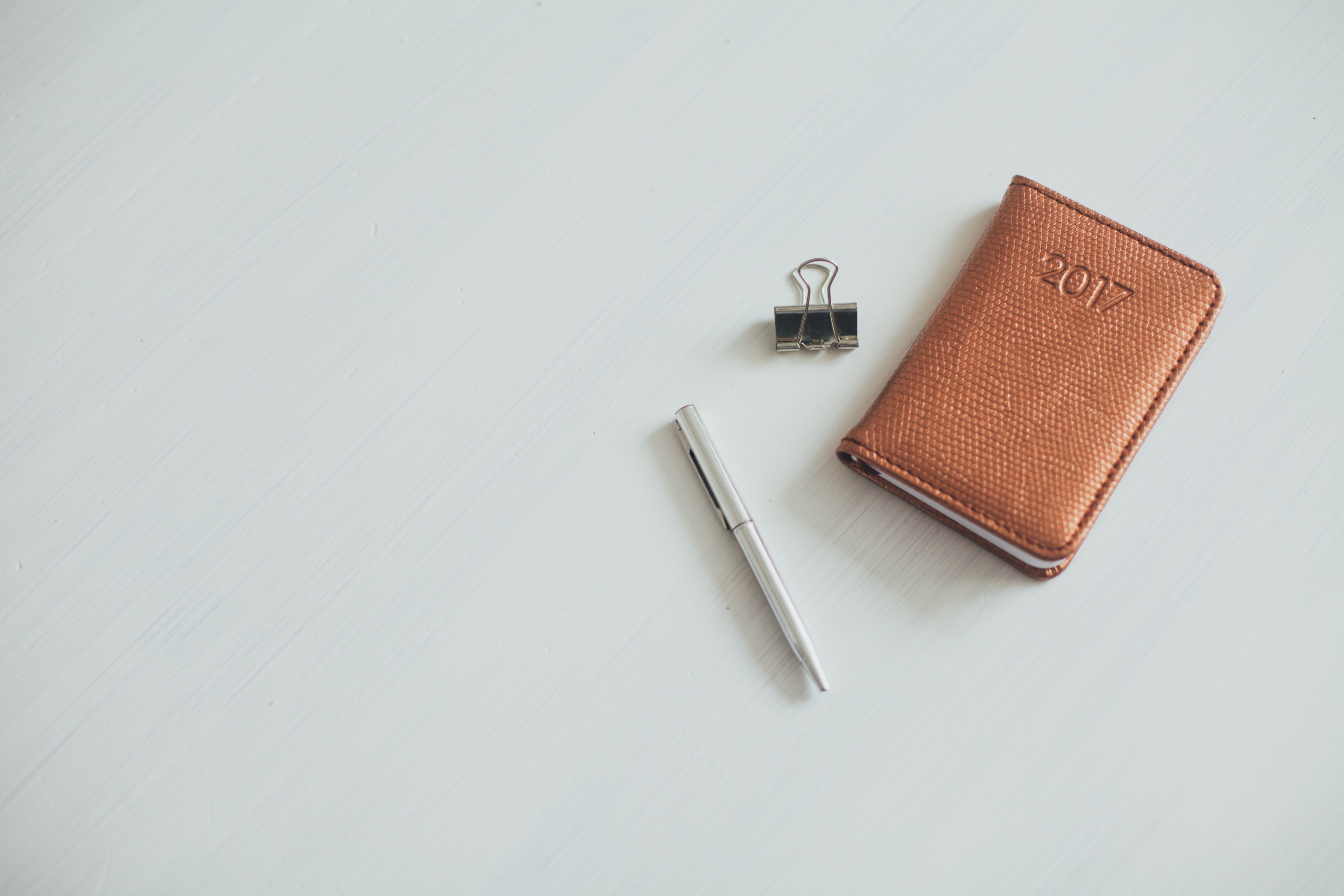 a small notebook with a leather cover next to a pen and a bulldog clip, leather notebook 4k, HD Wallpaper