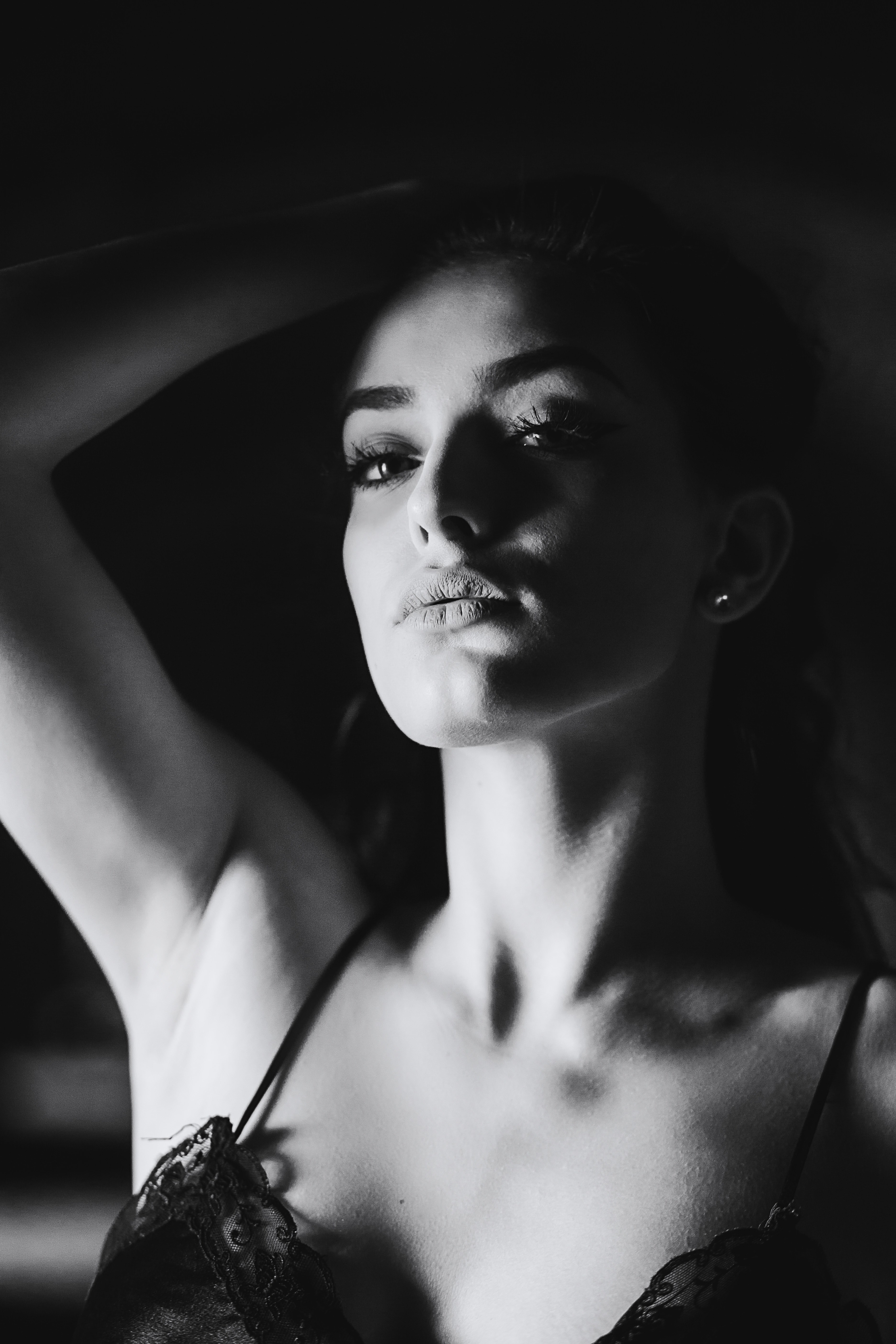 black and white portrait of pretty young woman 4k, Phone HD Wallpaper