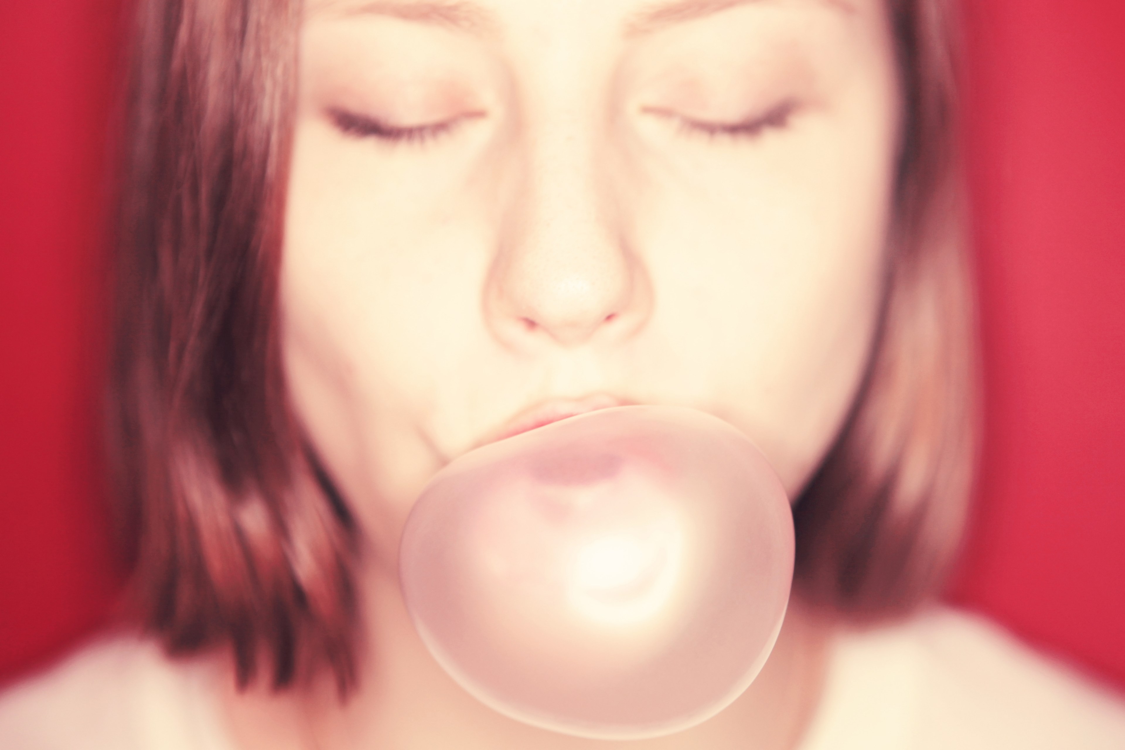 woman with short hair blowing a gum bubble with her eyes closed, chewing gum 4k, HD Wallpaper