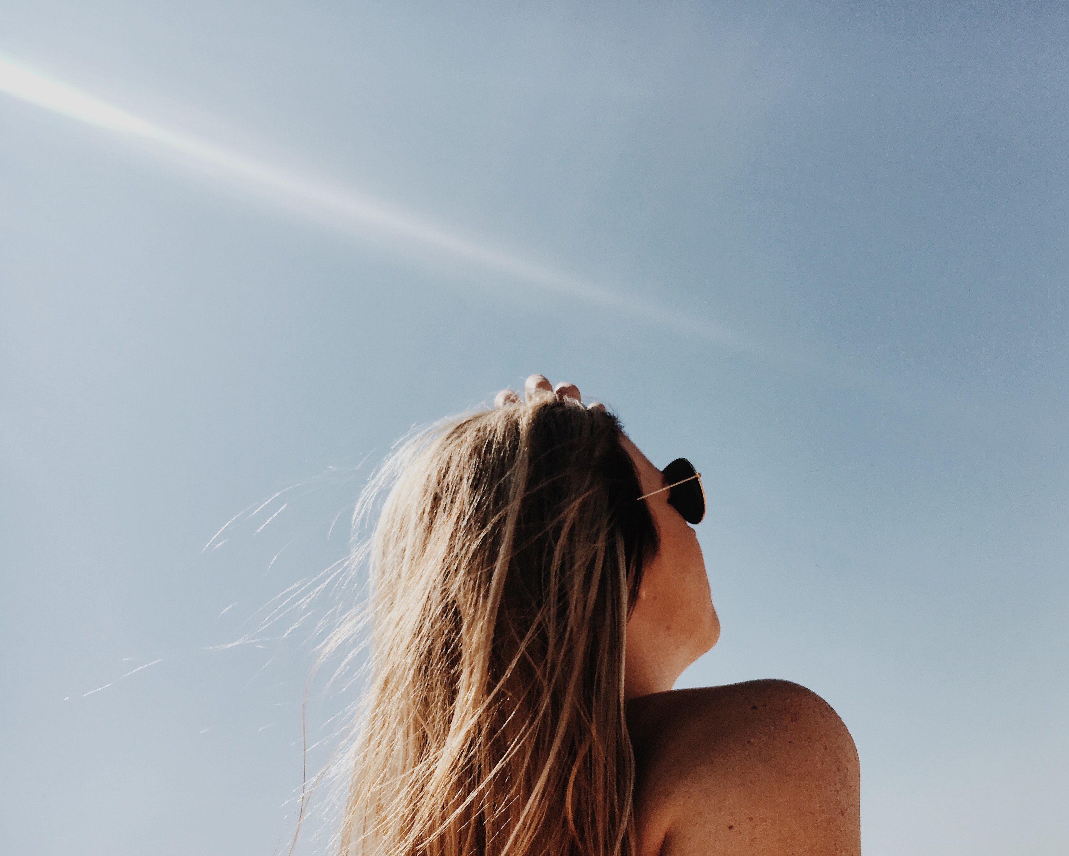 a woman in sunglasses looking at the sky, woman in sunglasses 4k, HD Wallpaper
