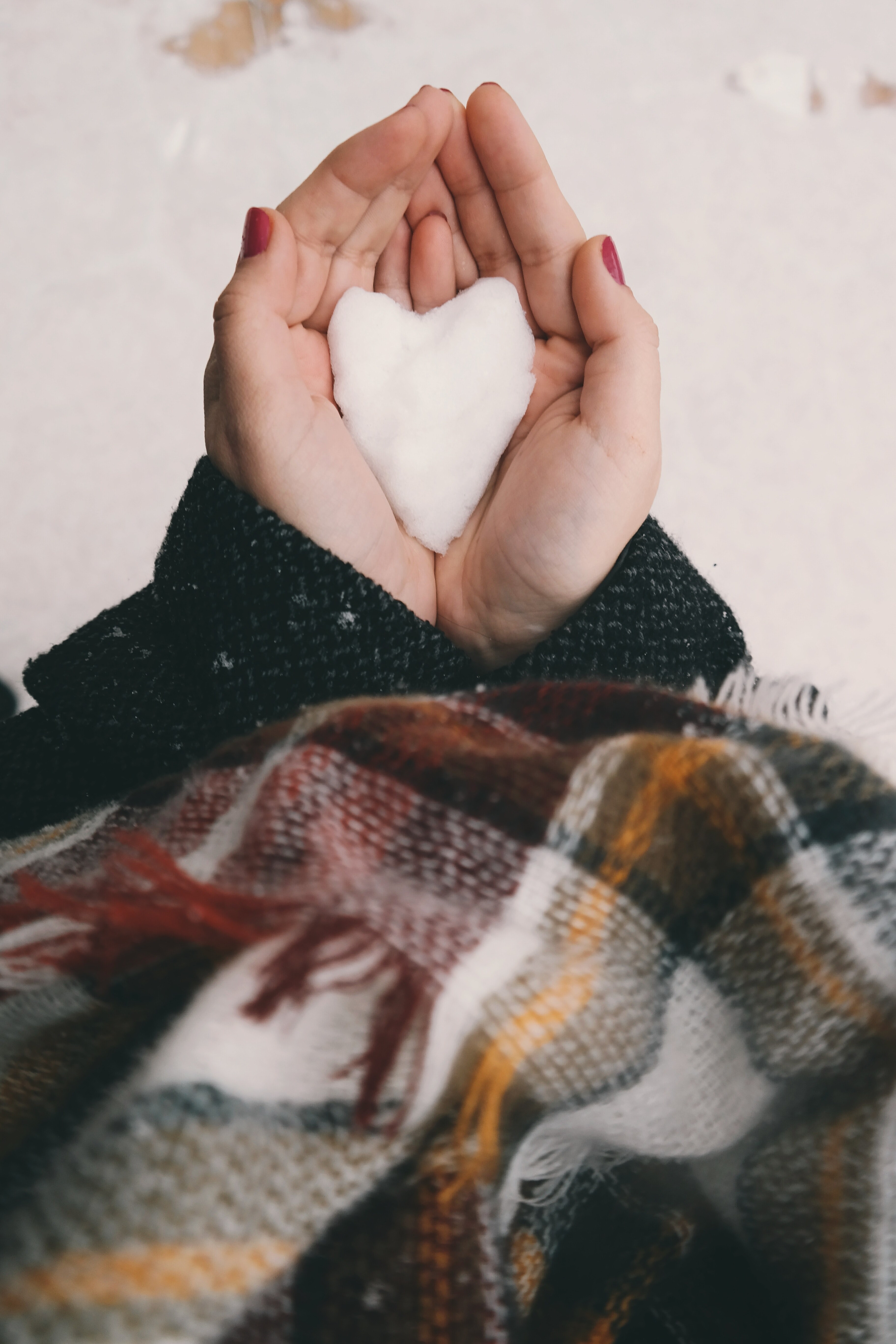 hand heart in hand female and white snow hd, 4k, Phone HD Wallpaper