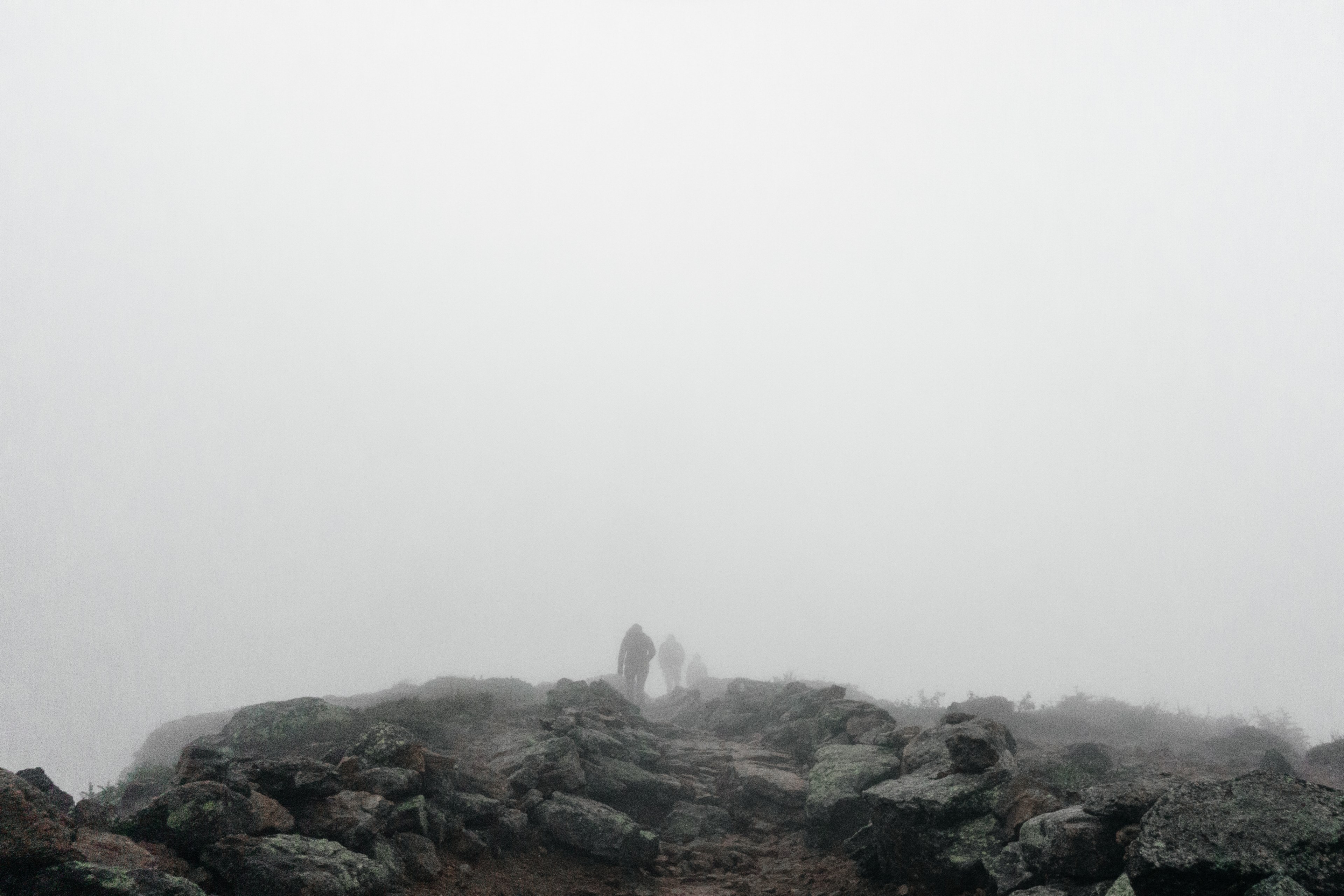 hikers disappear into the fog on a rocky mountain hike, rocky hike 4k, HD Wallpaper