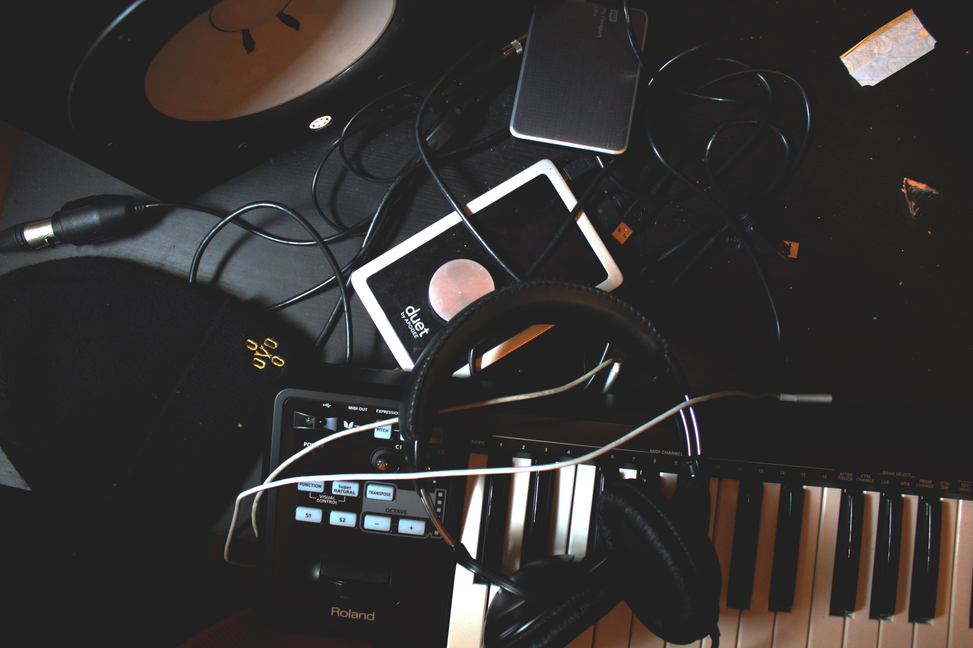 an overhead shot of headphones on a keyboard and a tangle of wires, keyboard players tools 4k, HD Wallpaper