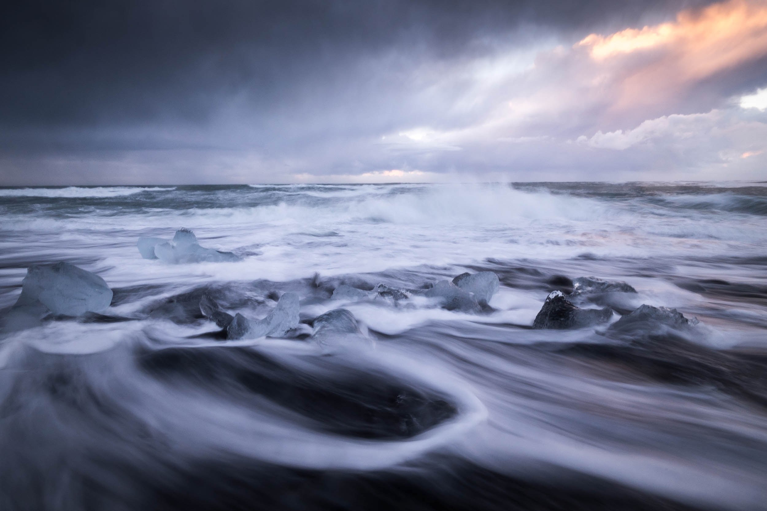 a cloudy sunrise above splashing sea waves in jkulsrln, sunrise on the ocean in jkulsrln 4k, HD Wallpaper