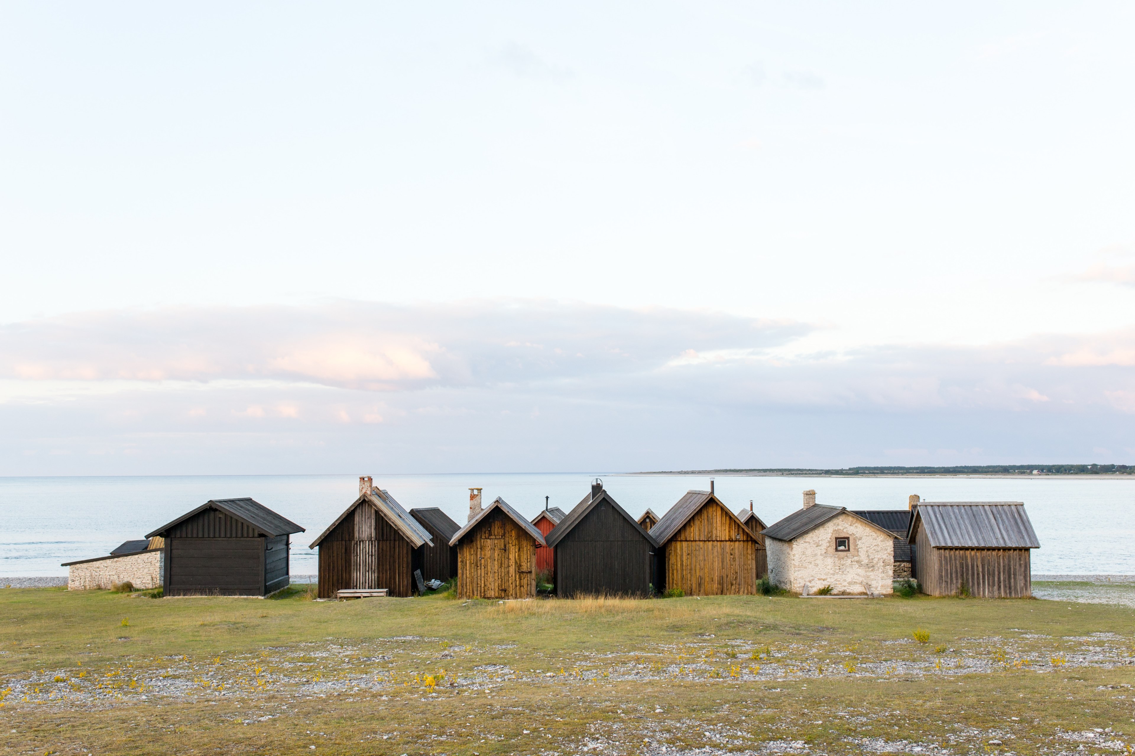 little tiny houses or sheds by the lake in fr, fr houses 4k, HD Wallpaper