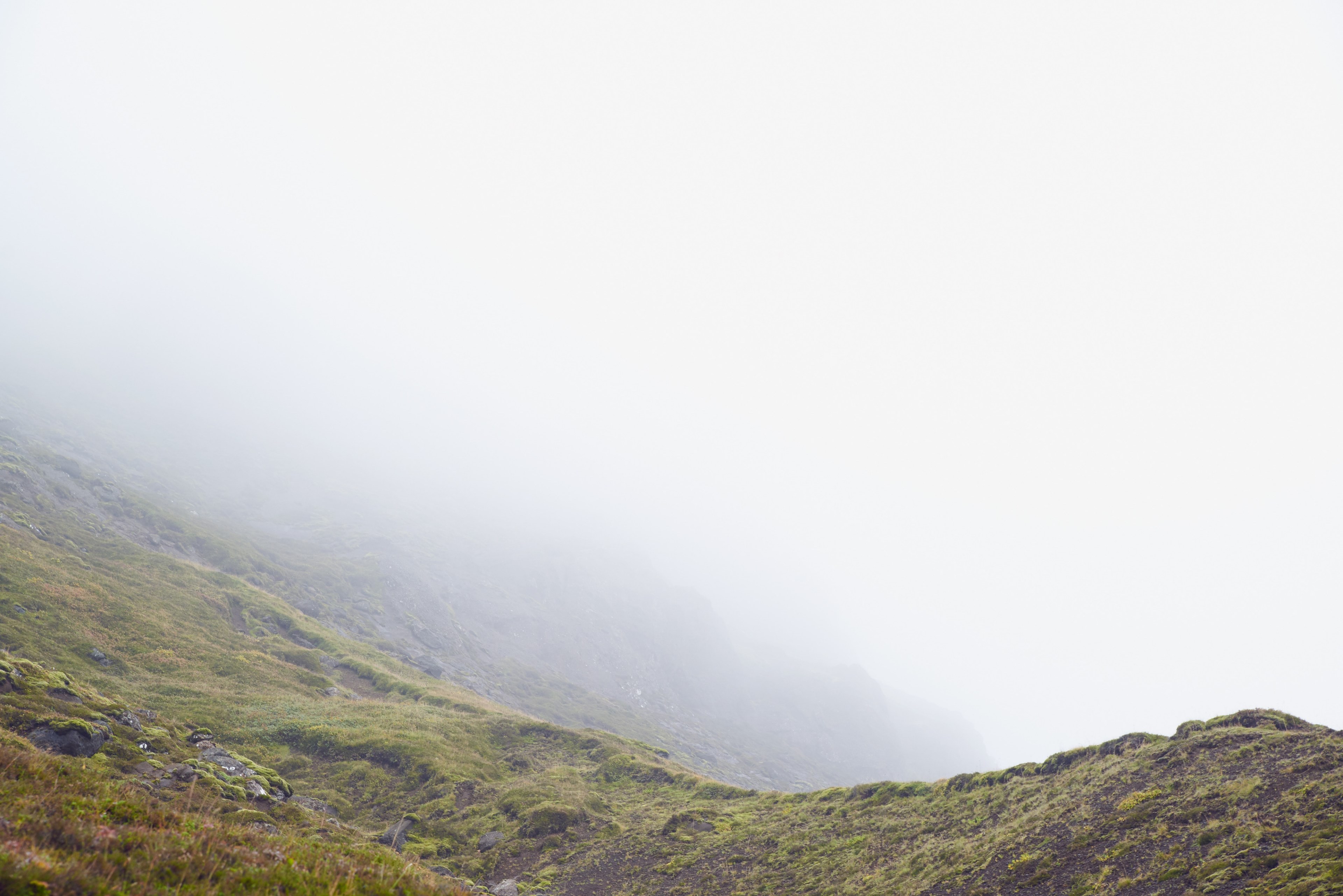mist covers mountains and rolling grassy hillsides in the country, grassy hillsides 4k, HD Wallpaper