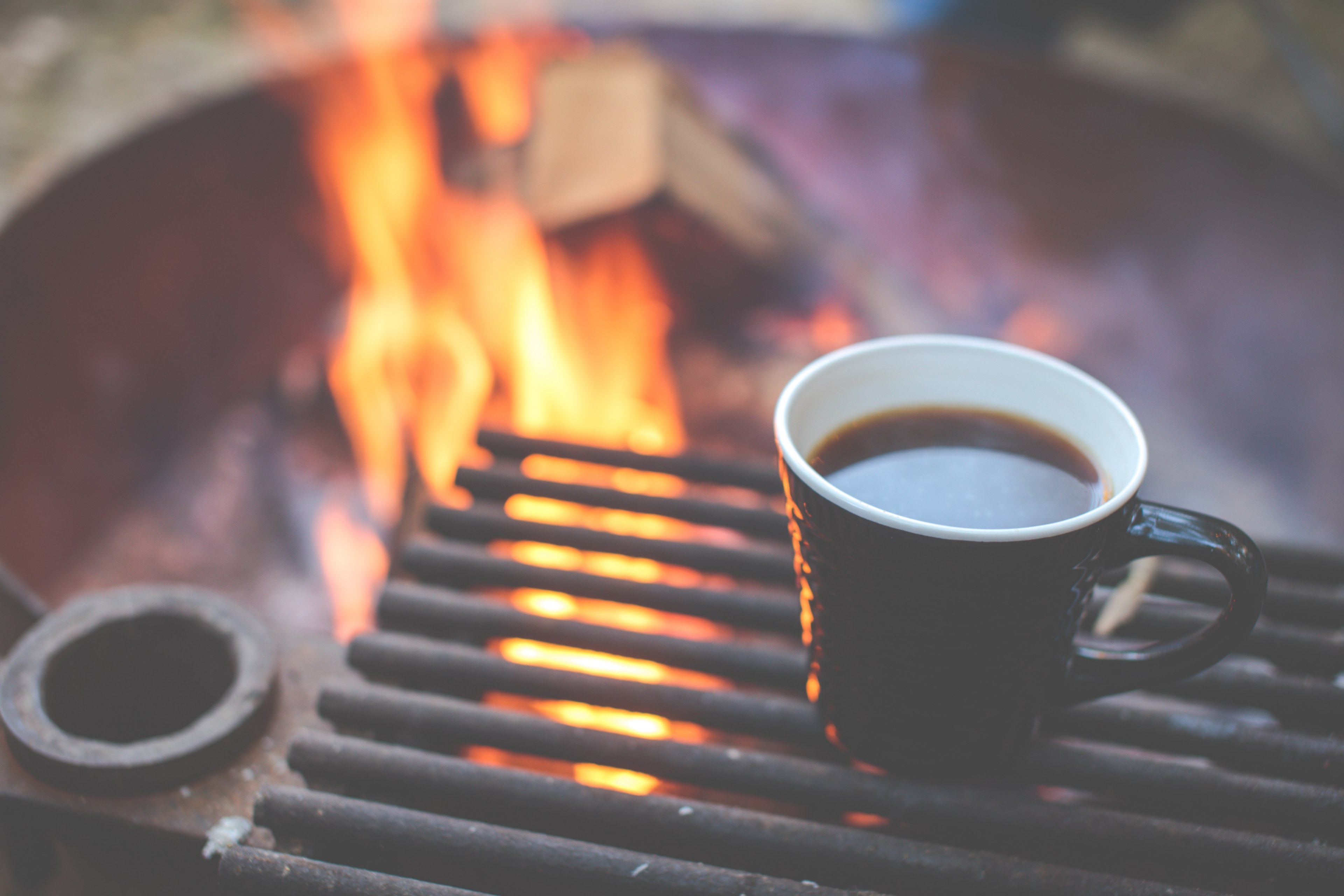a cup of coffee on a grill by the campfire in shakamak state park, _coffee shakamak state park 4k, HD Wallpaper