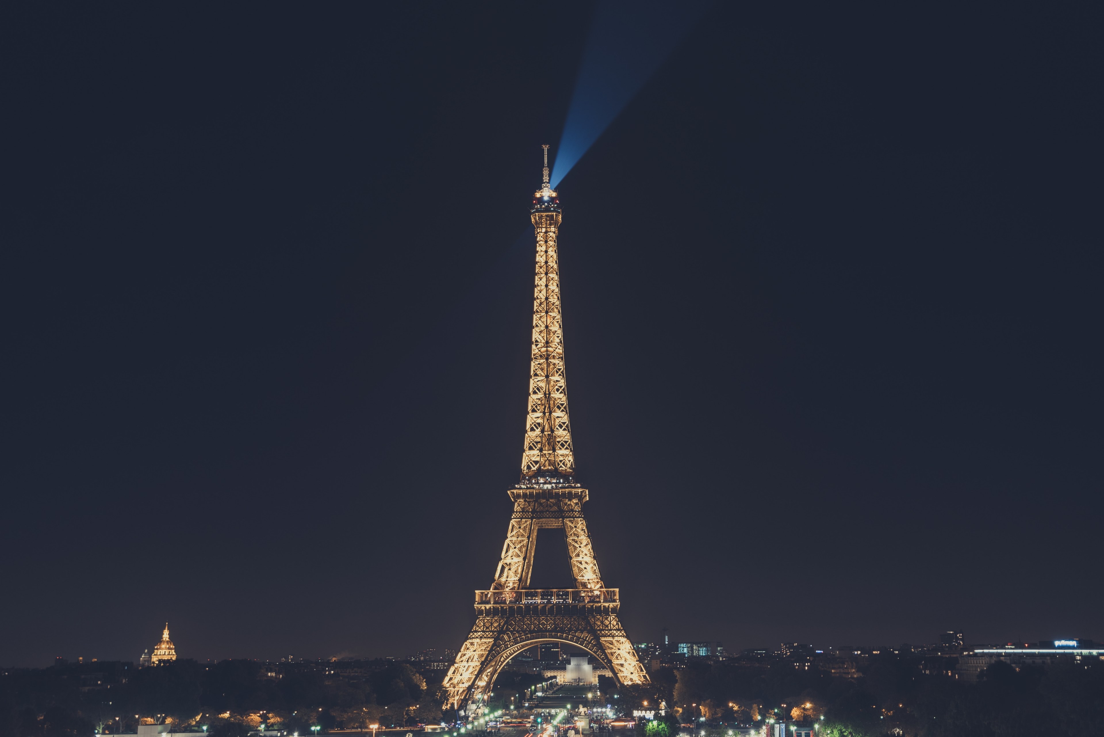 the landmark eiffel tower and its architecture illuminated at night, eiffel tower at night 4k, HD Wallpaper