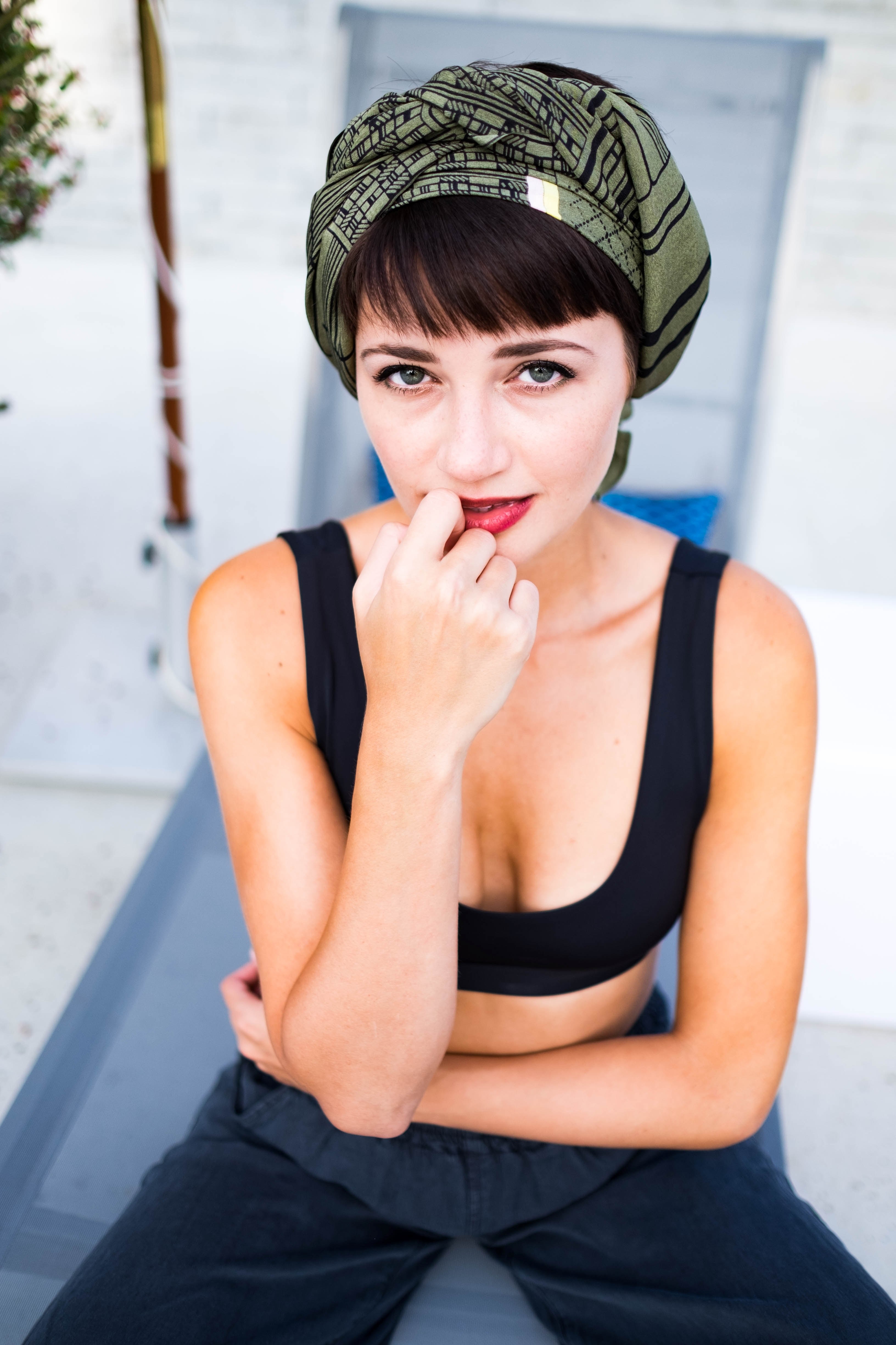 a woman wearing lipstick and green headwrap sitting on a yoga mat, girl sitting down 4k, Phone HD Wallpaper