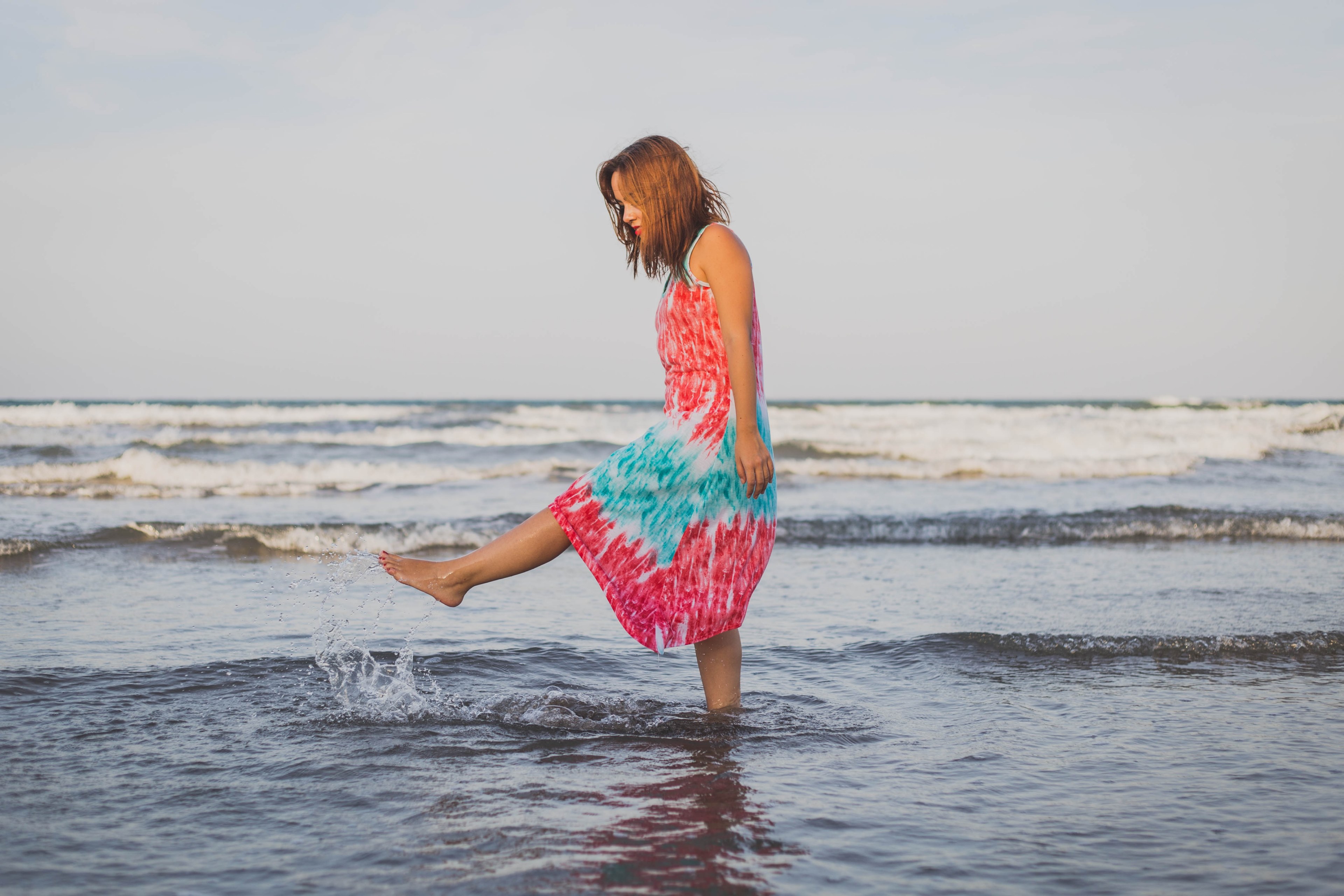 woman in a colorful dress kicks water and plays in ocean waves, kicking waves 4k, HD Wallpaper
