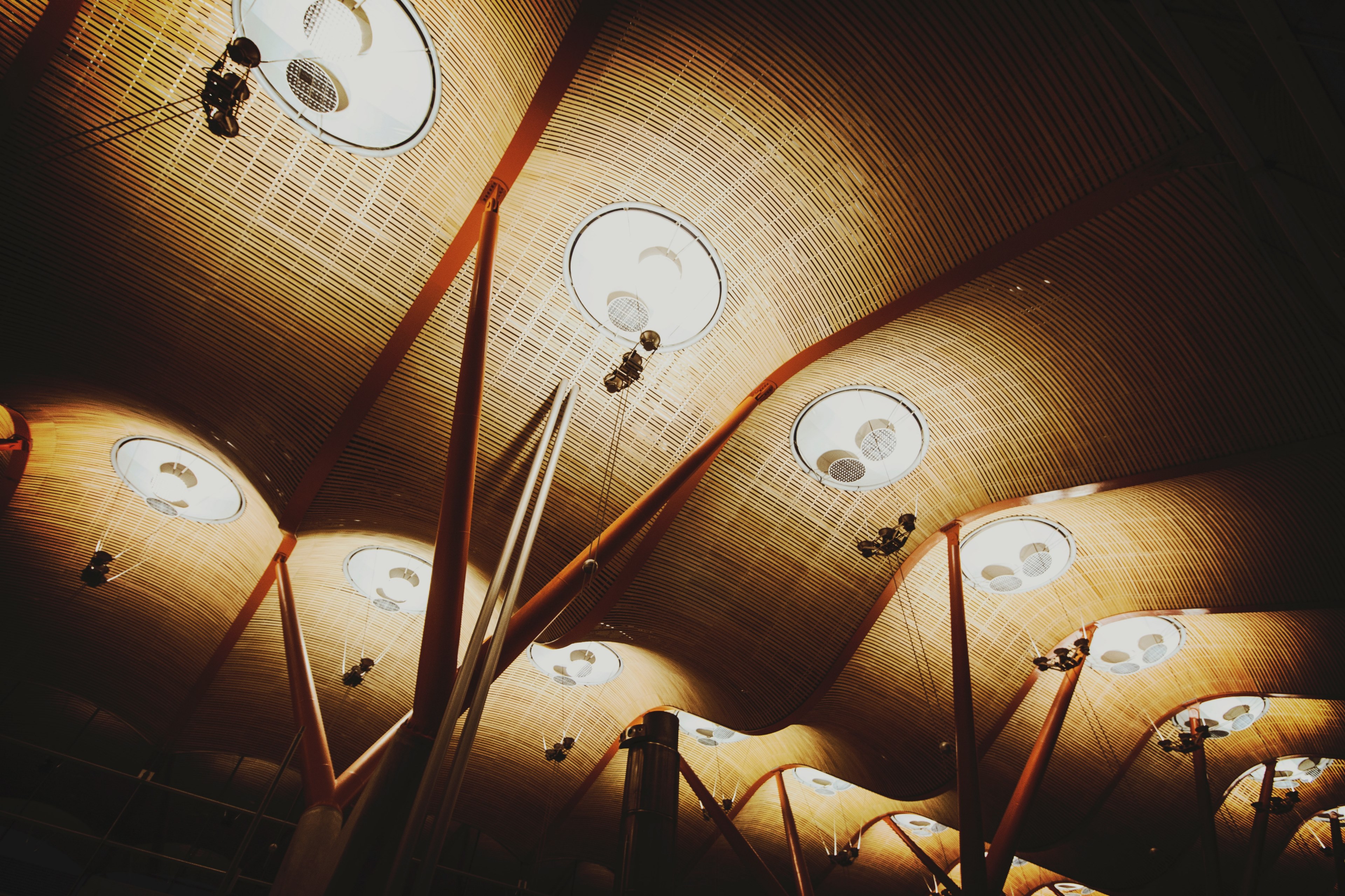 a large curved design ceiling with lights and v shaped wooden posts, large ceiling 4k, HD Wallpaper