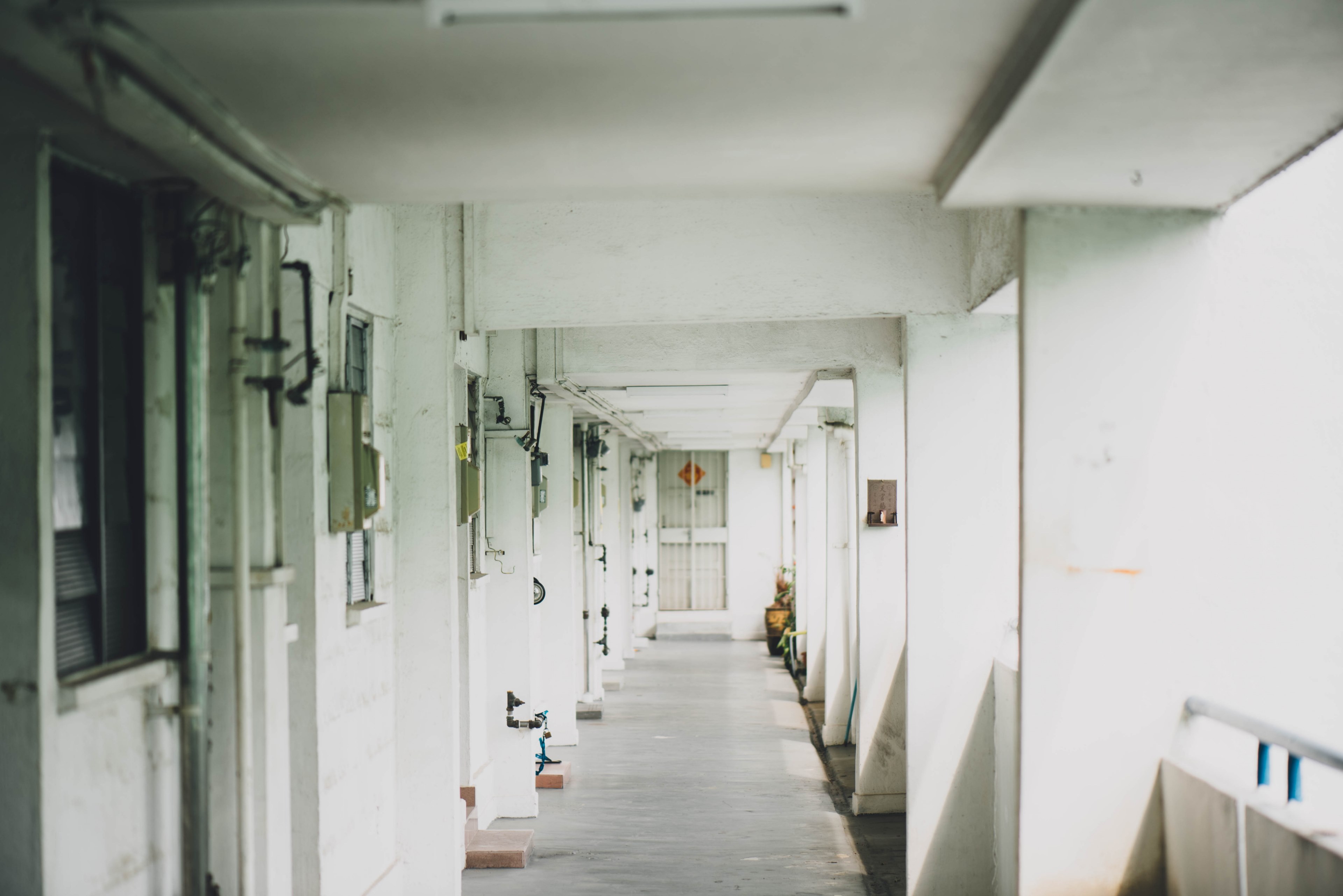 looking down a long white corridor inside, white hallway 4k, HD Wallpaper